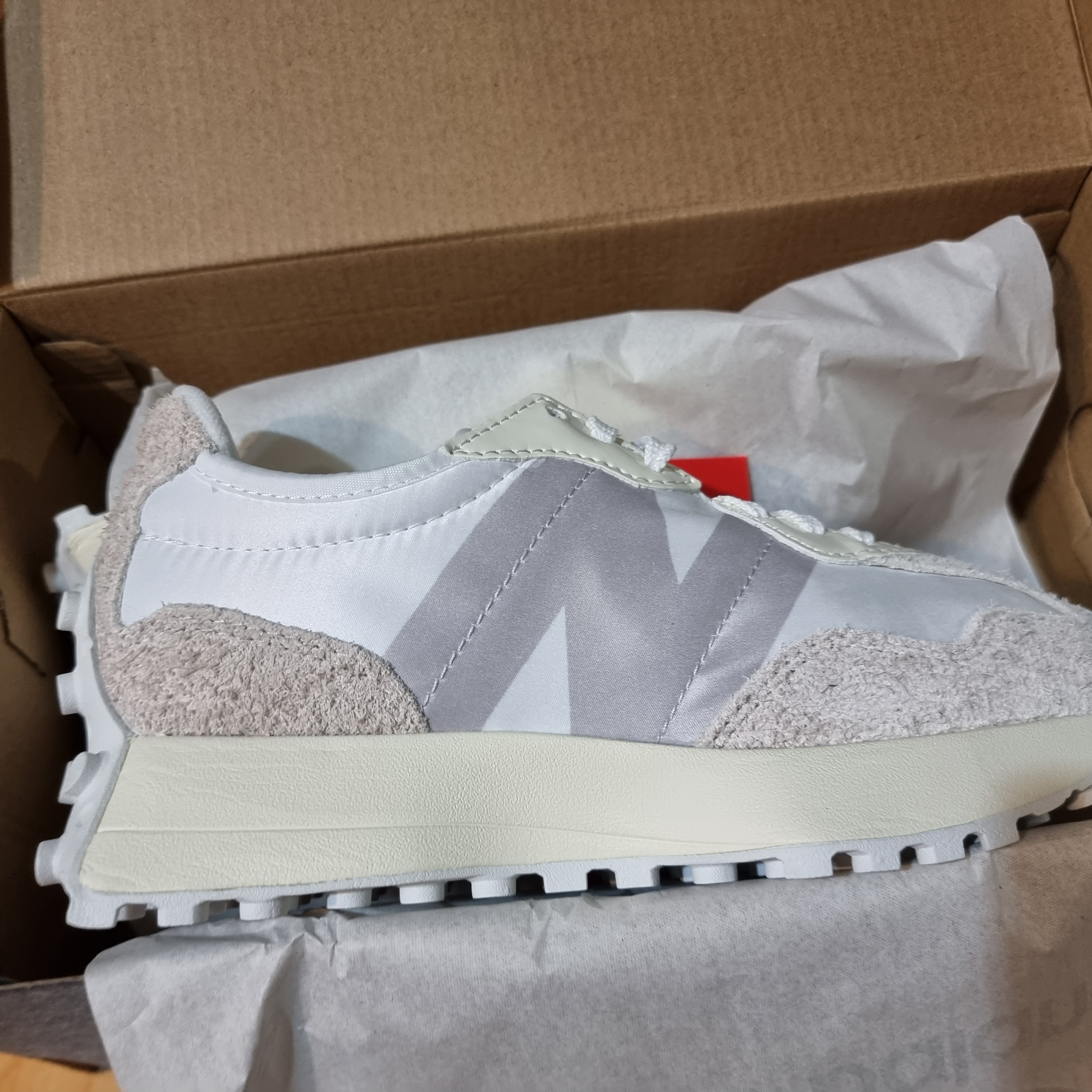 (W) New Balance 327 White Moonbeam 착용 스타일