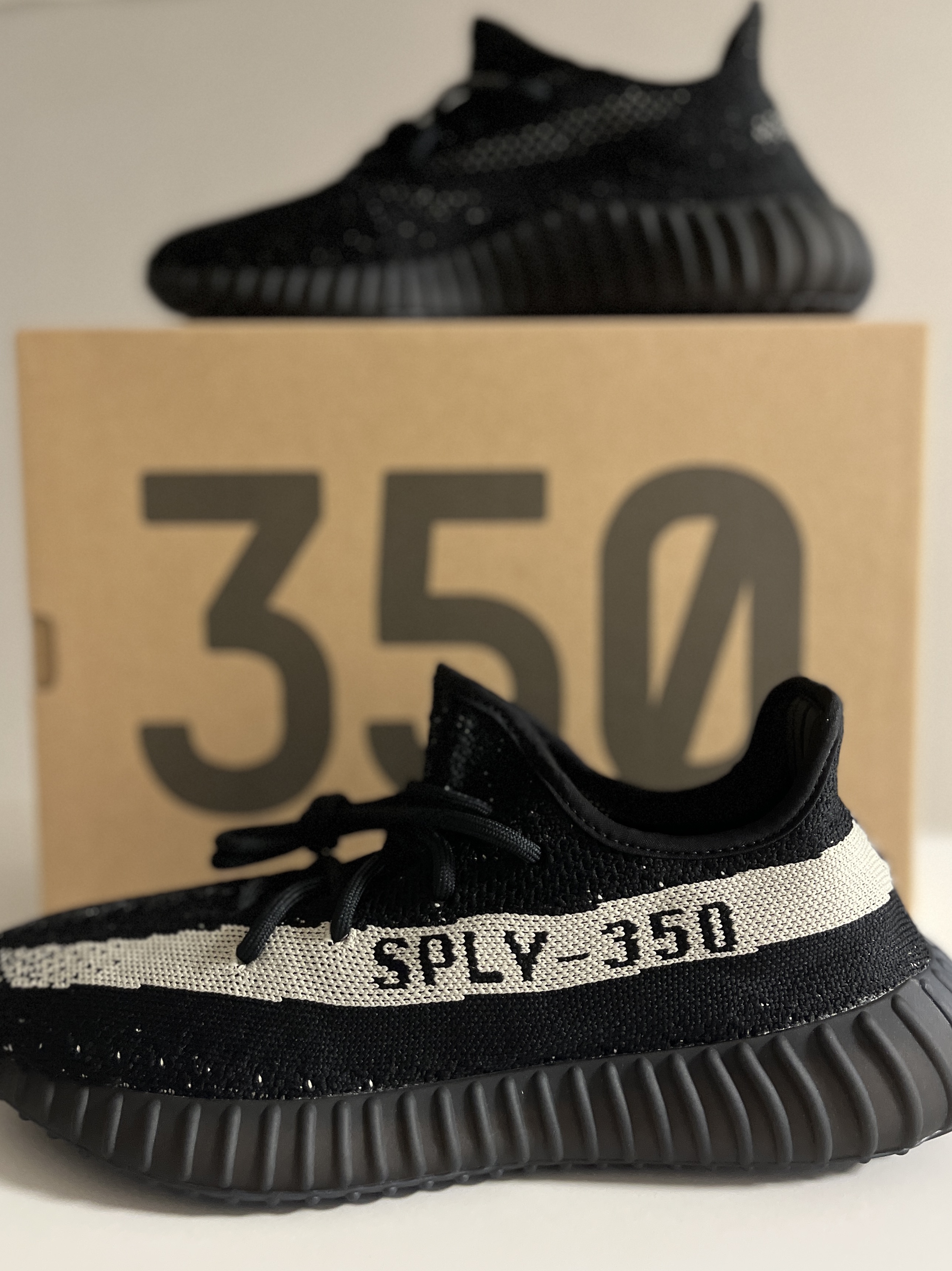 Adidas Yeezy Boost 350 V2 Core Black White 2022 착용 스타일 - 2