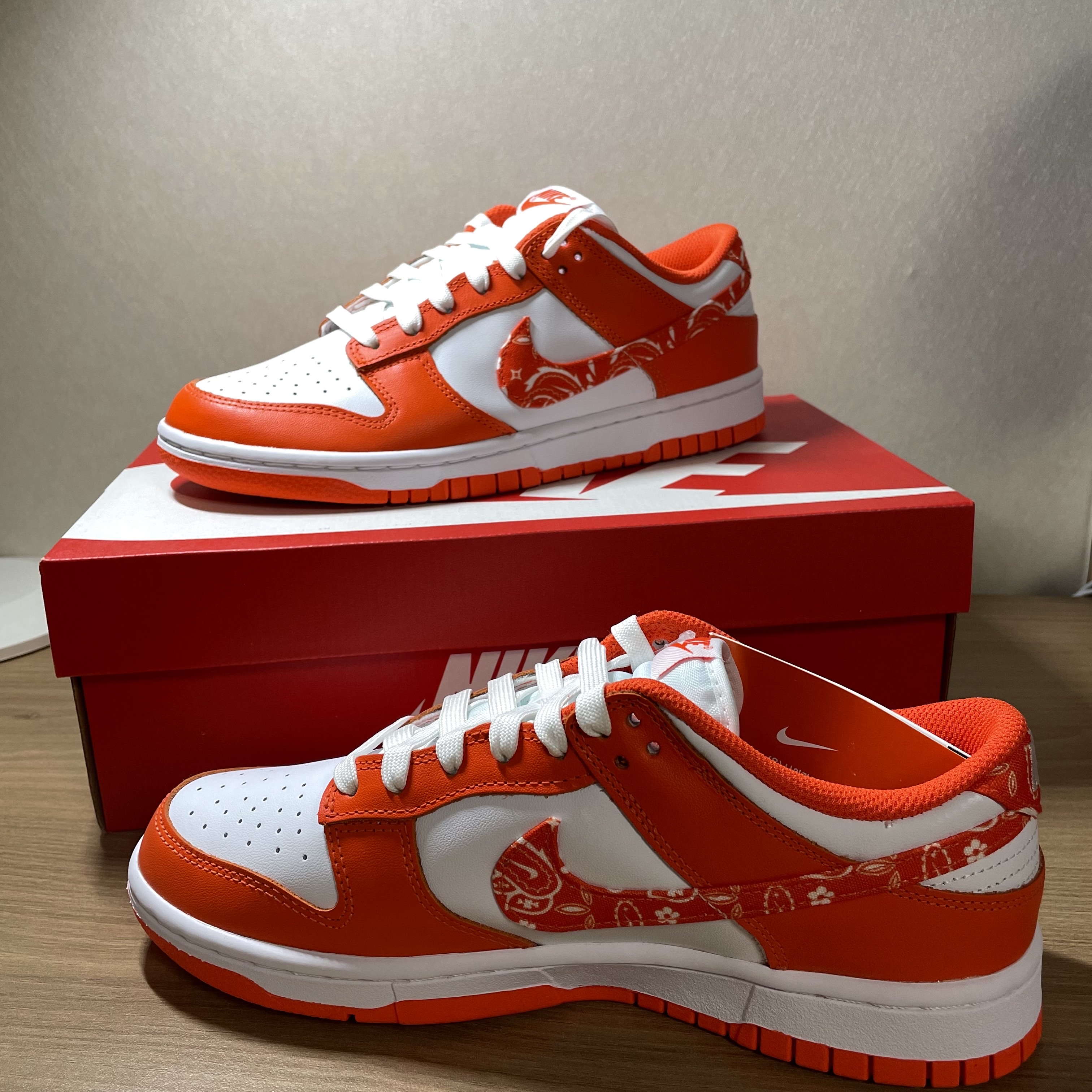 (W) Nike Dunk Low Essential Orange Paisley 착용 스타일