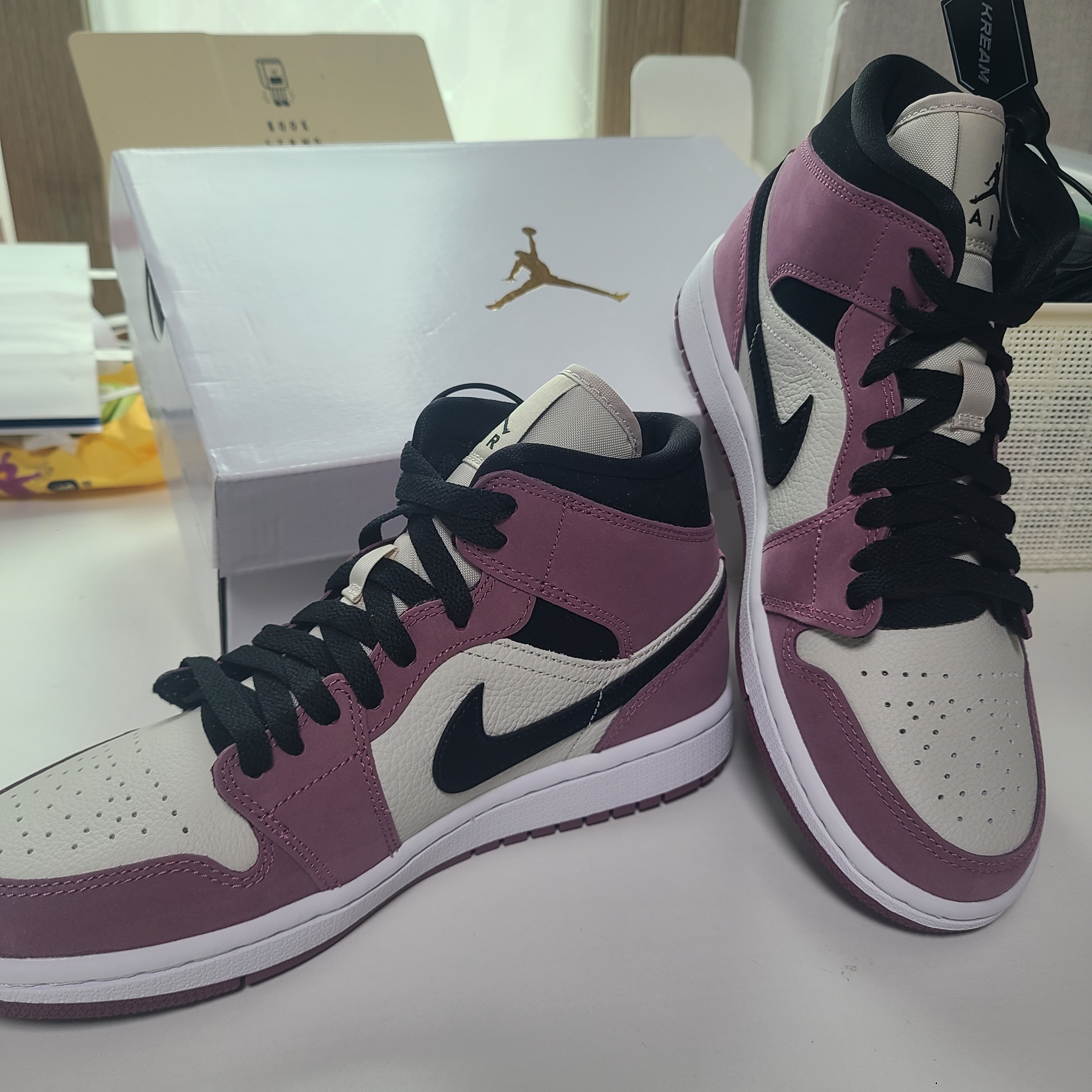 (W) Jordan 1 Mid SE Light Mulberry 착용 스타일 - 1