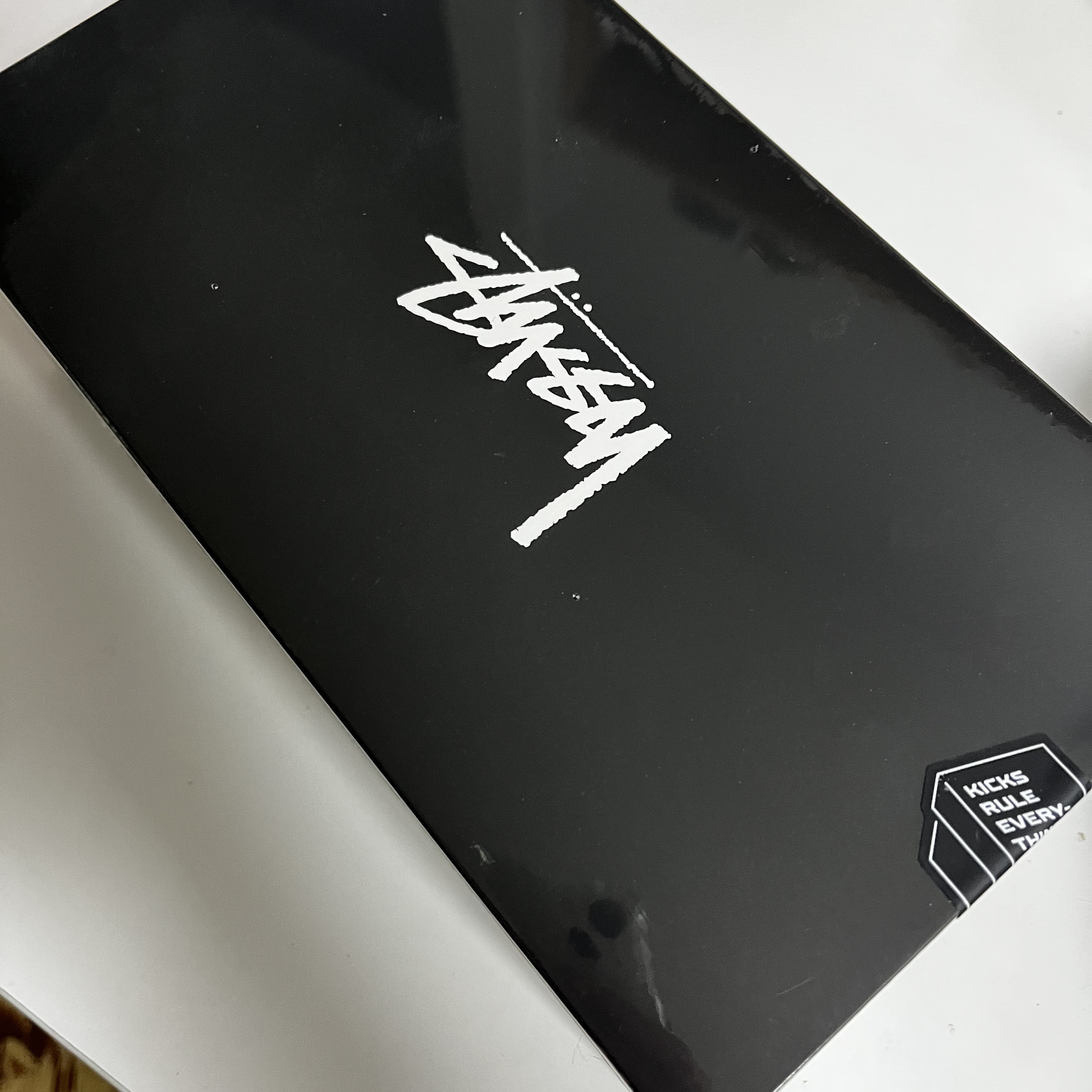 Stussy x Beats By Dre Pill+ Black White 착용 스타일 - 1