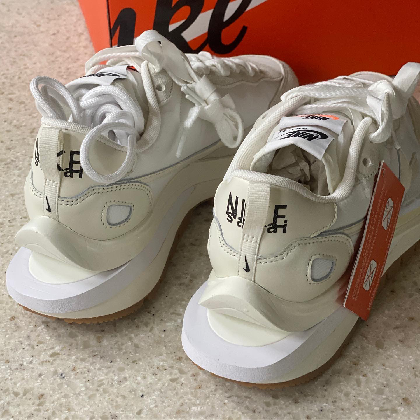 Nike x Sacai VaporWaffle White and Gum 착용 스타일 - 4