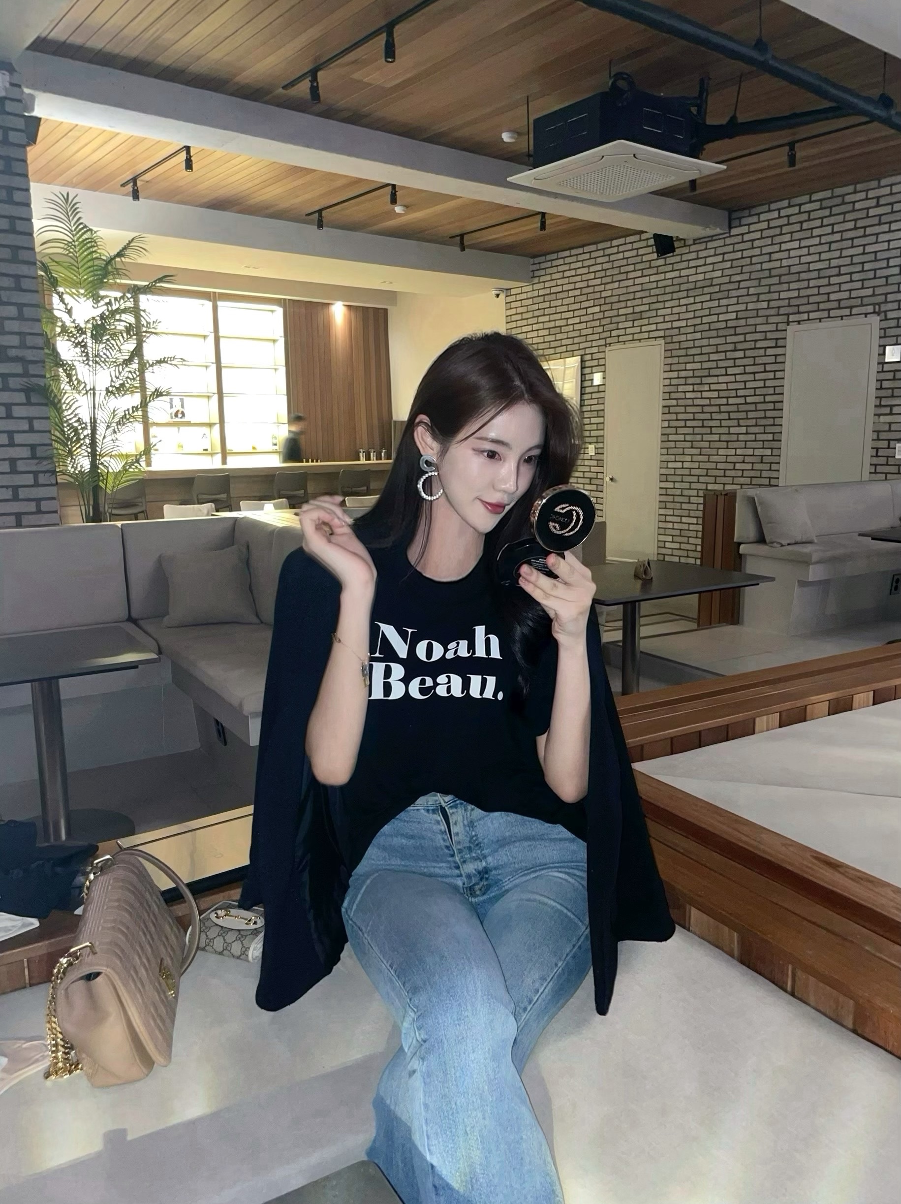 Gucci GG Marmont Matelasse Small Top Handle Bag Black, Burberry Mini Two-Tone Canvas and Leather Pocket Bag Natural Malt Brown 착용 스타일 - 4