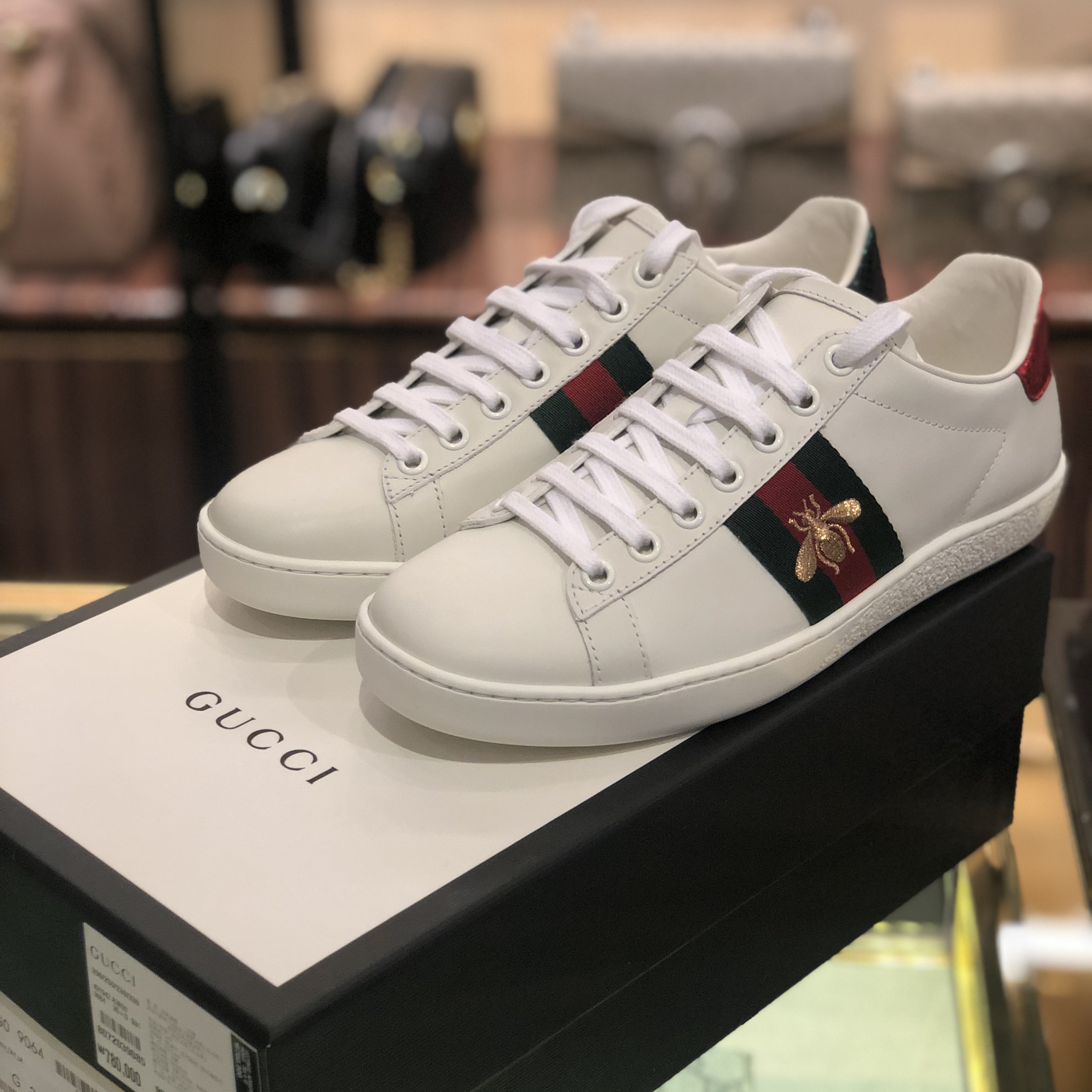 (W) Gucci Ace Bee Embroidered Sneakers 착용 스타일 - 5