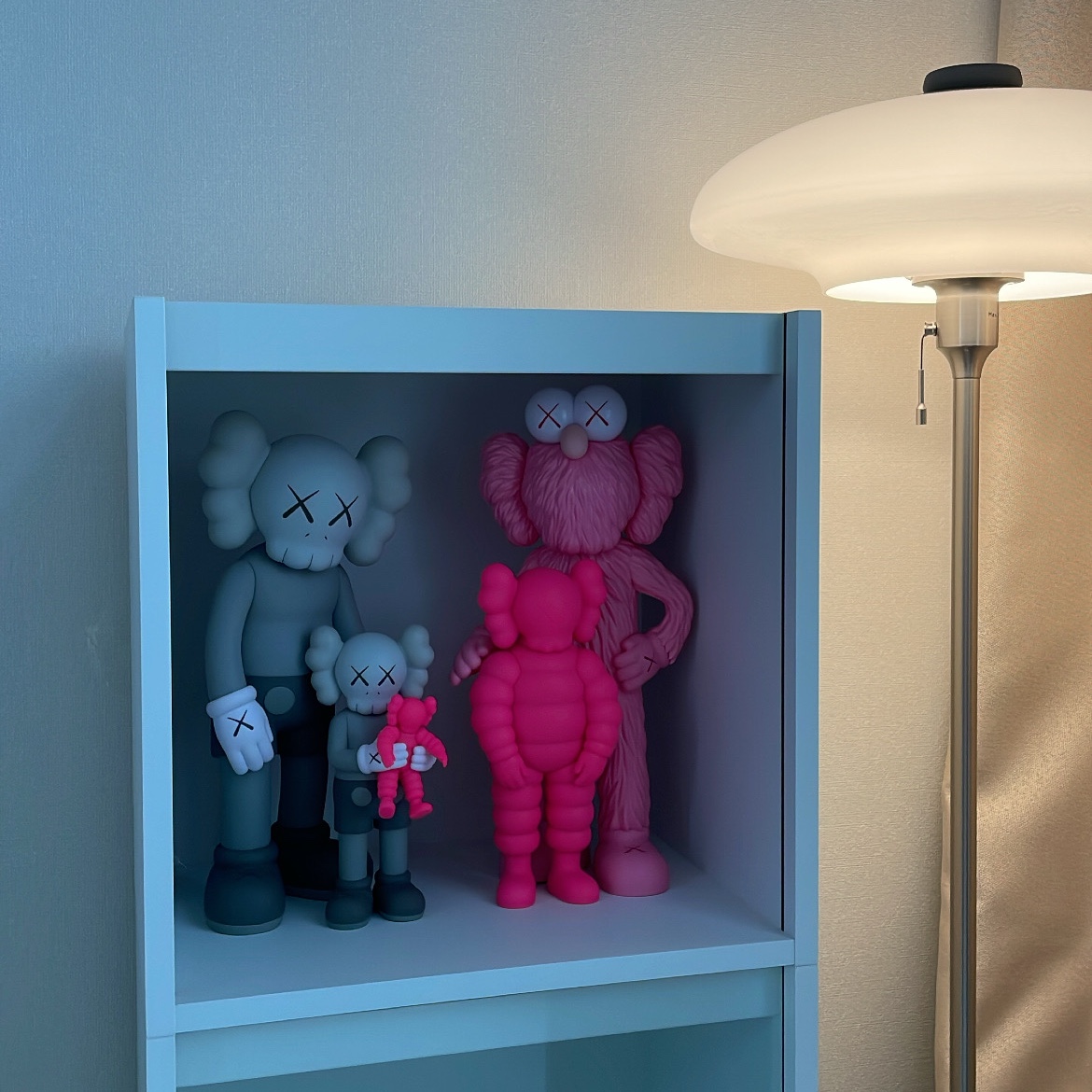 Kaws Family Vinyl Figure Grey Pink 착용 스타일 - 1