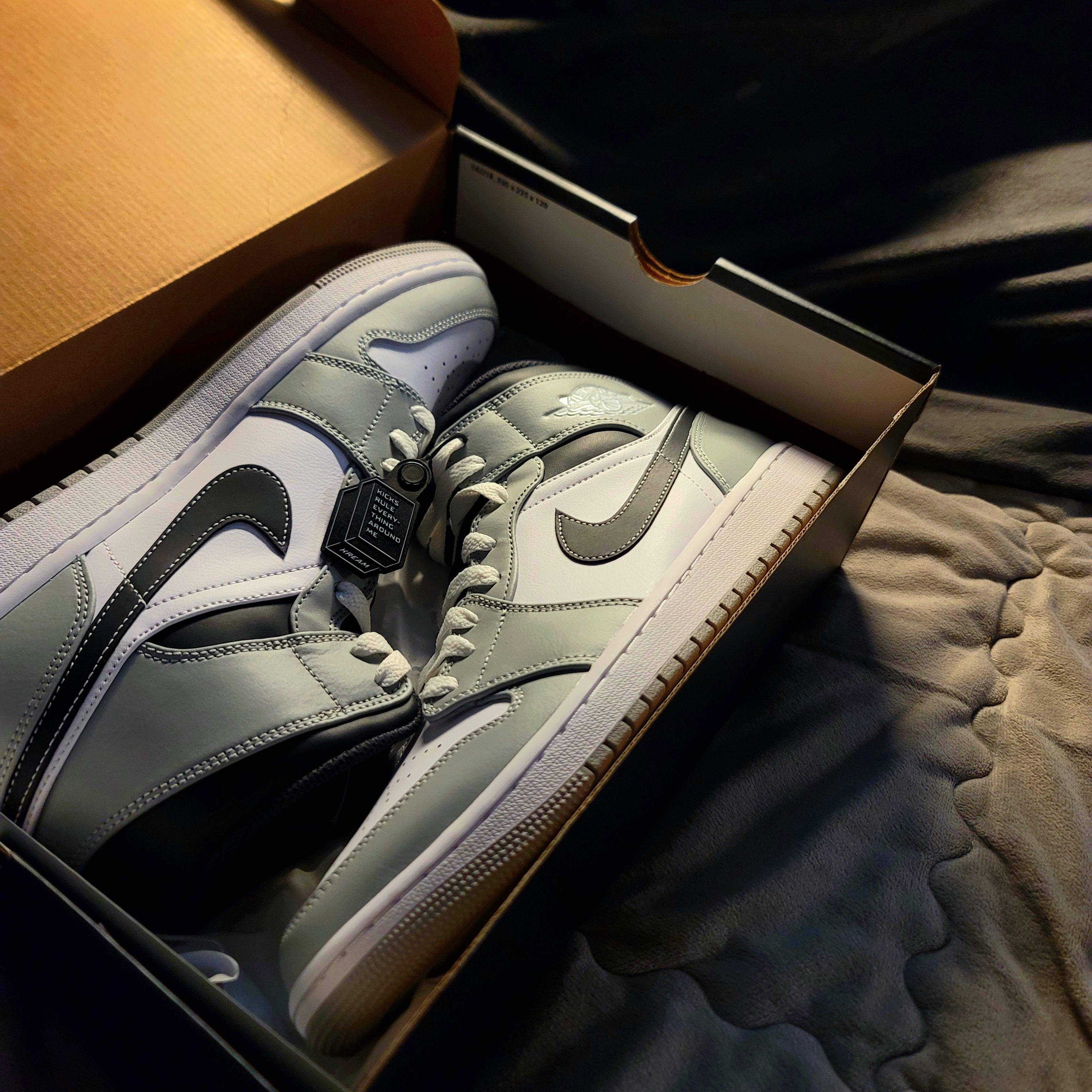 Jordan 1 Mid Light Smoke Grey Anthracite 착용 스타일 - 1