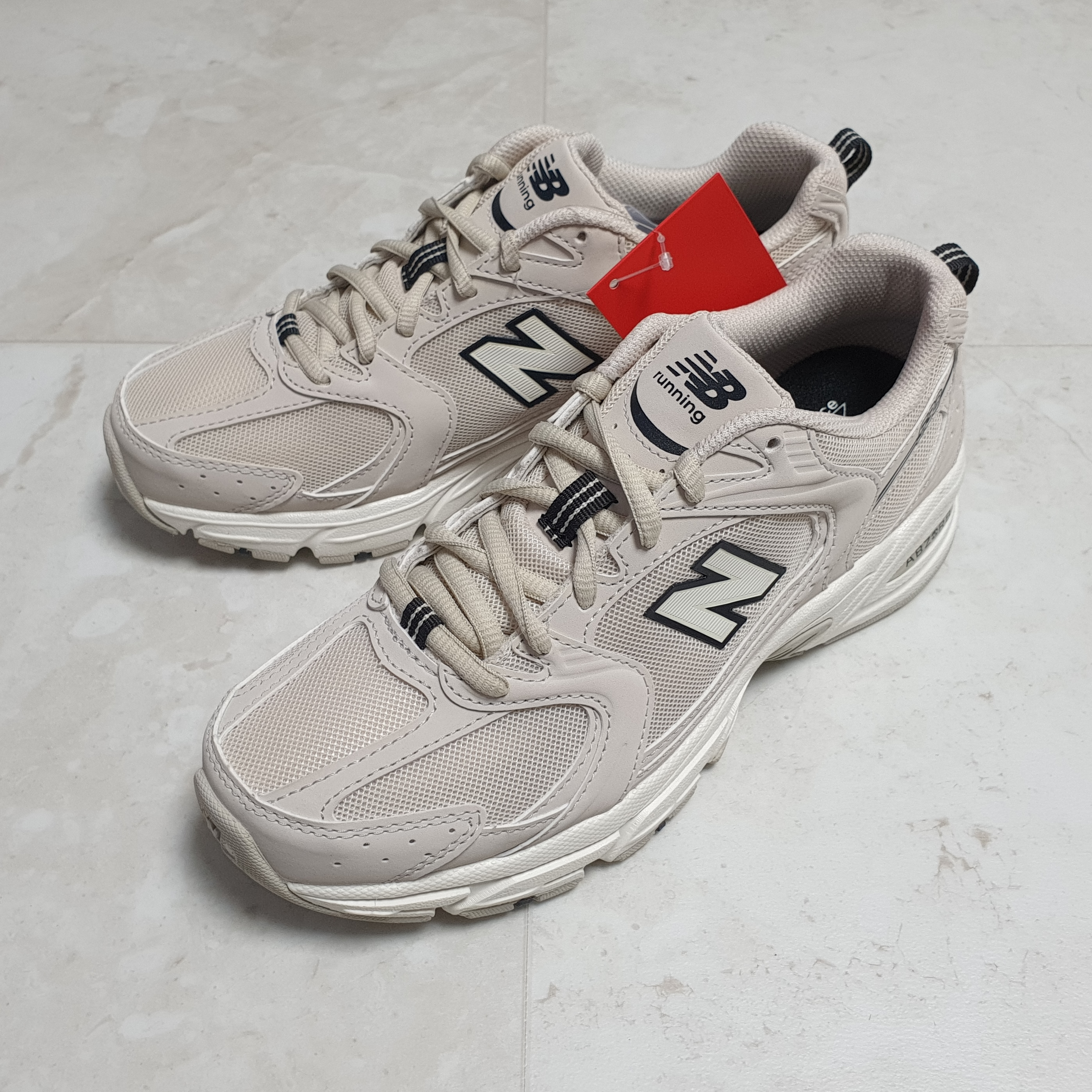 New Balance 530 Ivory 착용 스타일 - 1