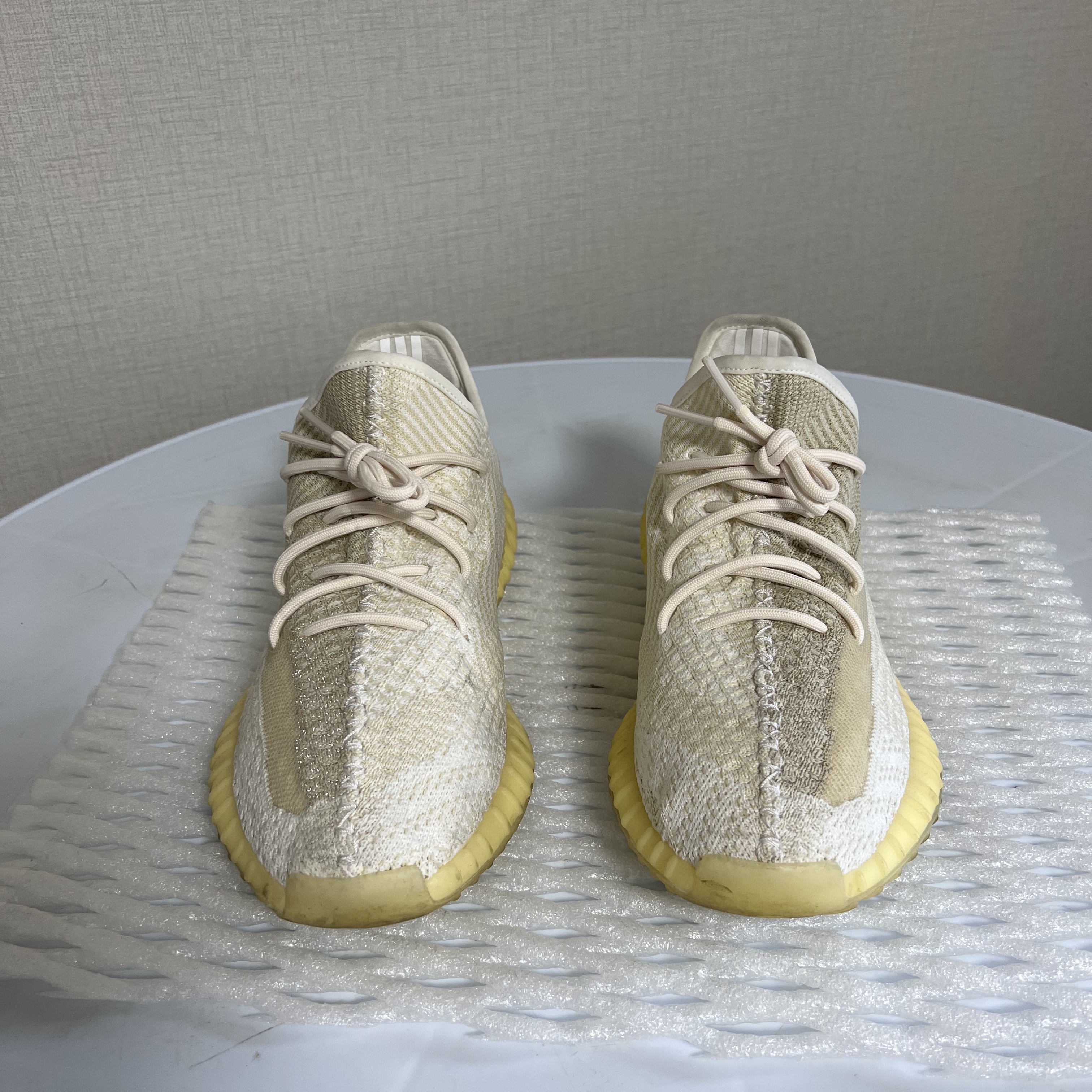 Adidas Yeezy Boost 350 V2 Natural 착용 스타일 - 1