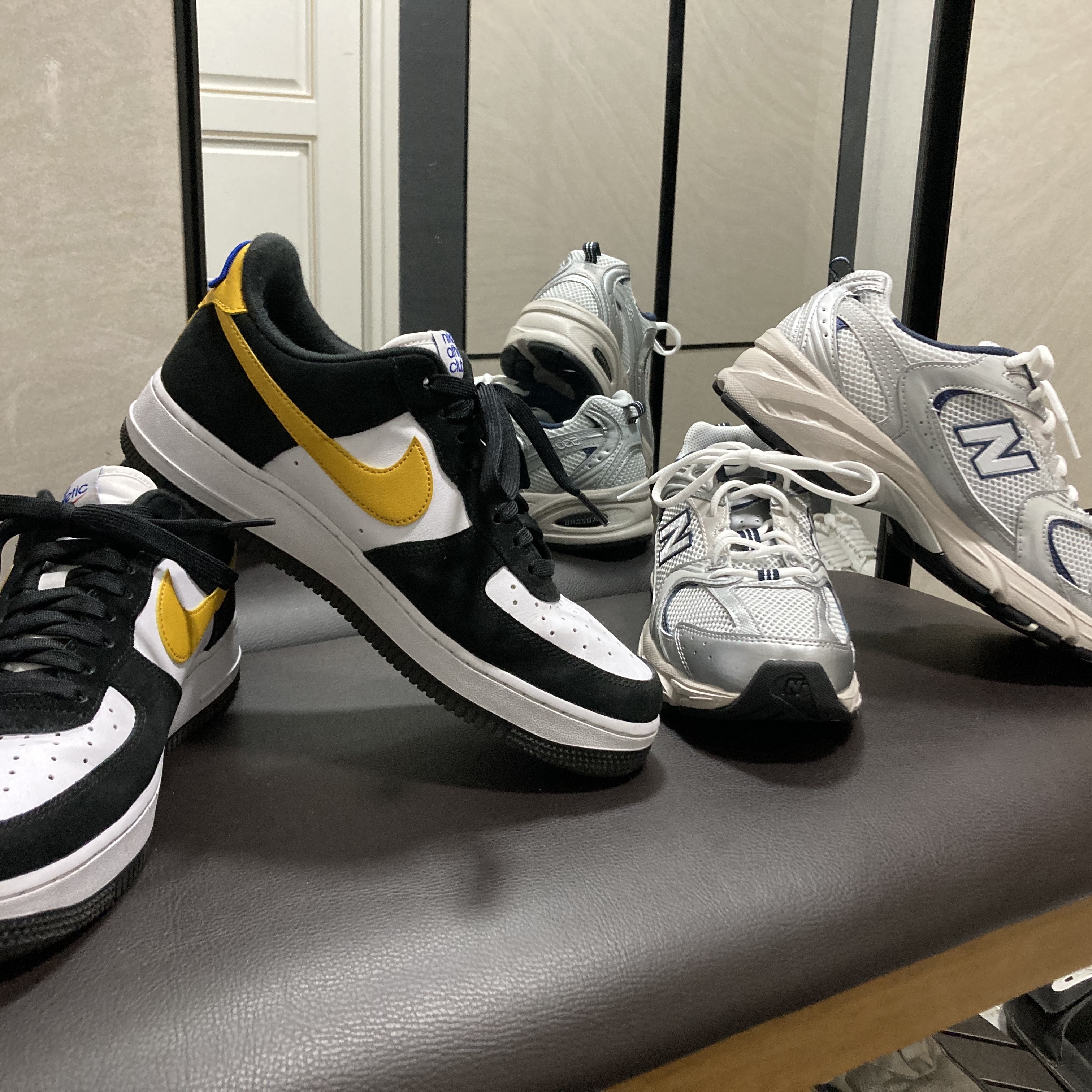 New Balance 530 Steel Grey, Nike Air Force 1 '07 LV8 Athletic Club Black Dark Sulfur 착용 스타일 - 5