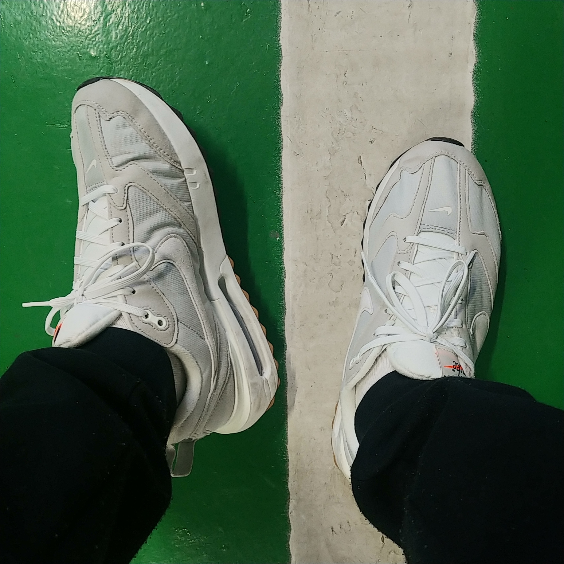 Nike Air Max Dawn Grey Fog 착용 스타일 - 1