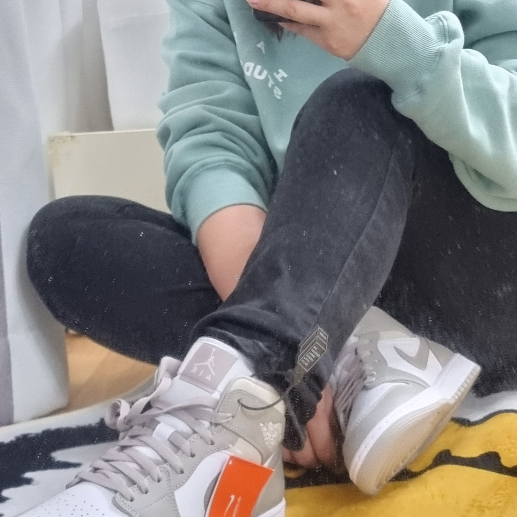 IAB Studio x Thor Hoodie Ash Green, Jordan 1 Mid College Grey 착용 스타일