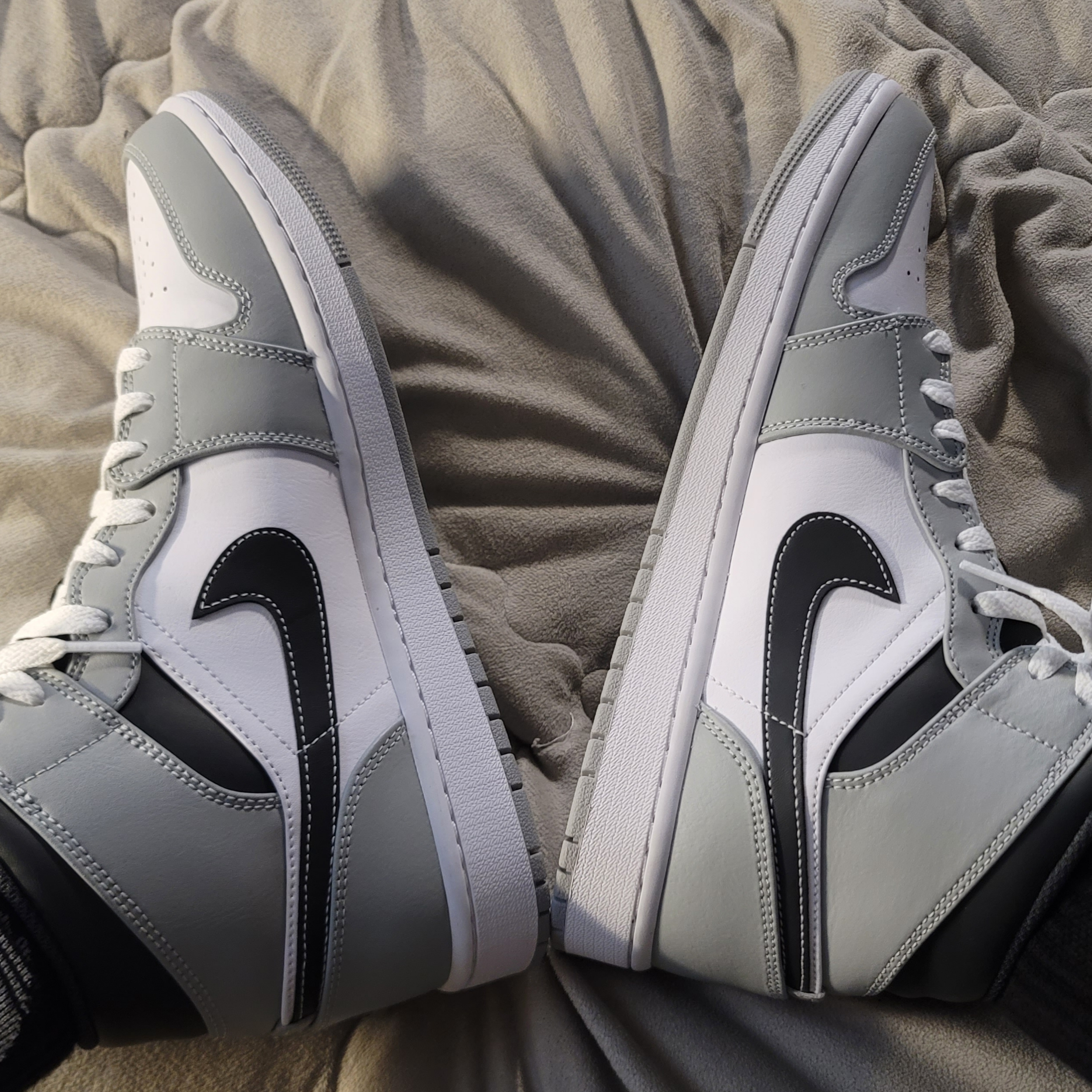 Jordan 1 Mid Light Smoke Grey Anthracite 착용 스타일 - 2