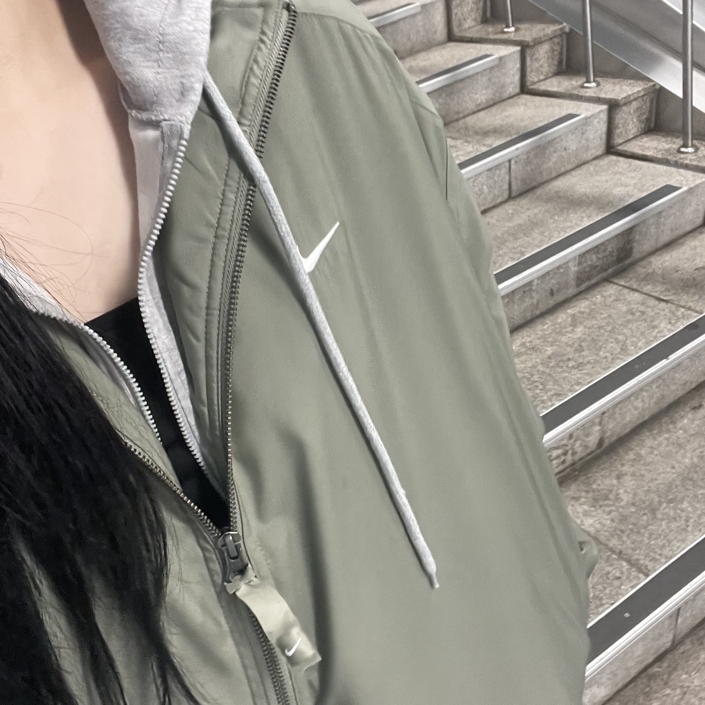 Nike NRG Solo Swoosh Satin Bomber Jacket Light Army - Asia 착용 스타일 - 2
