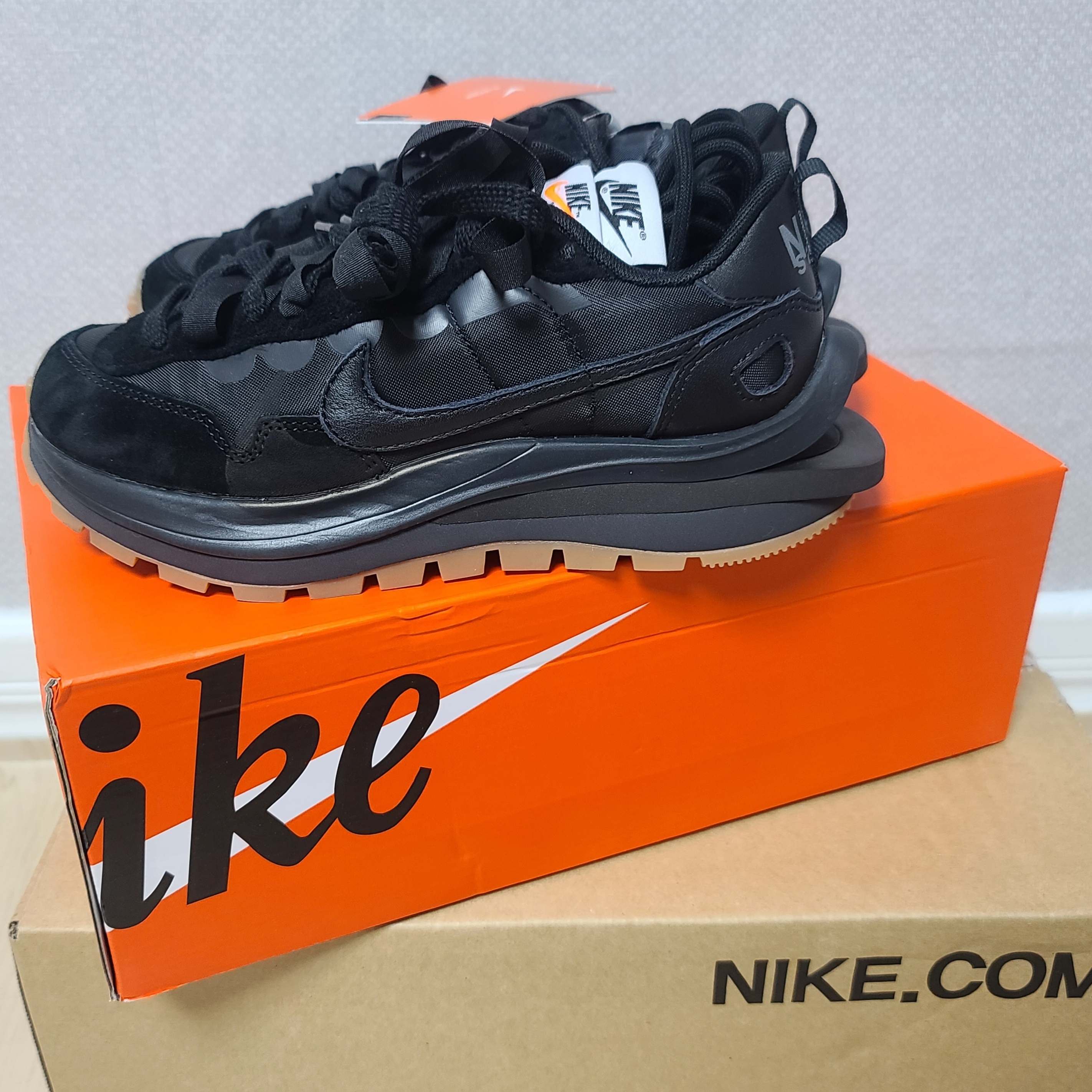 Nike x Sacai VaporWaffle Black and Gum 착용 스타일