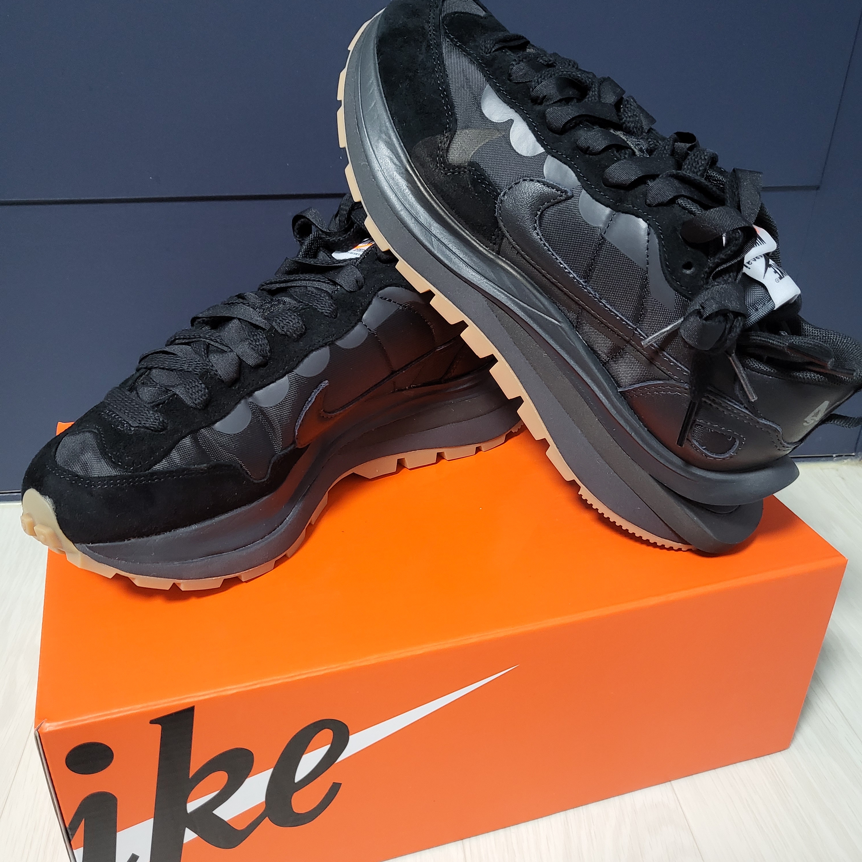 Nike x Sacai VaporWaffle Black and Gum 착용 스타일