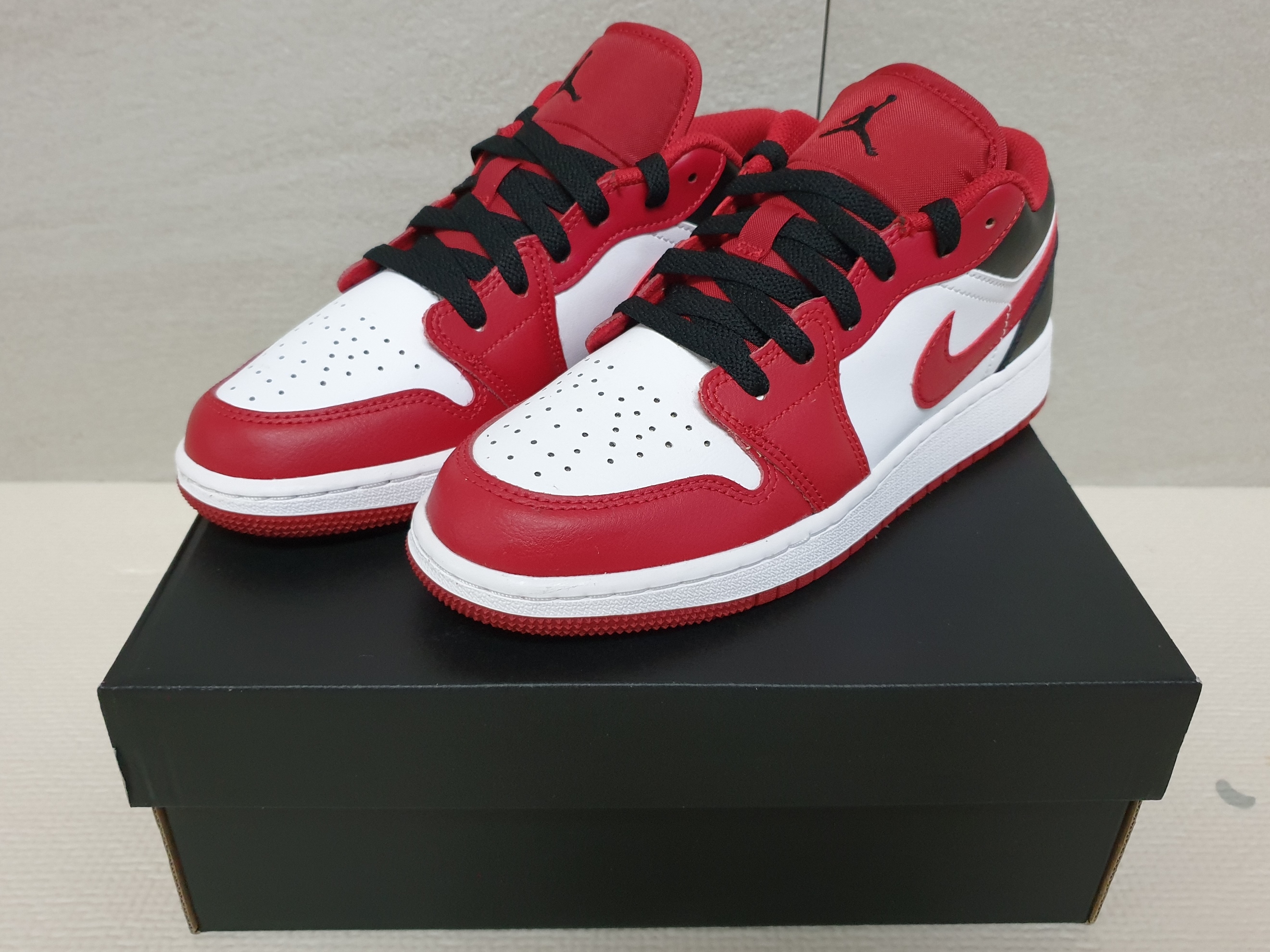 (GS) Jordan 1 Low White Gym Red Black 착용 스타일 - 1
