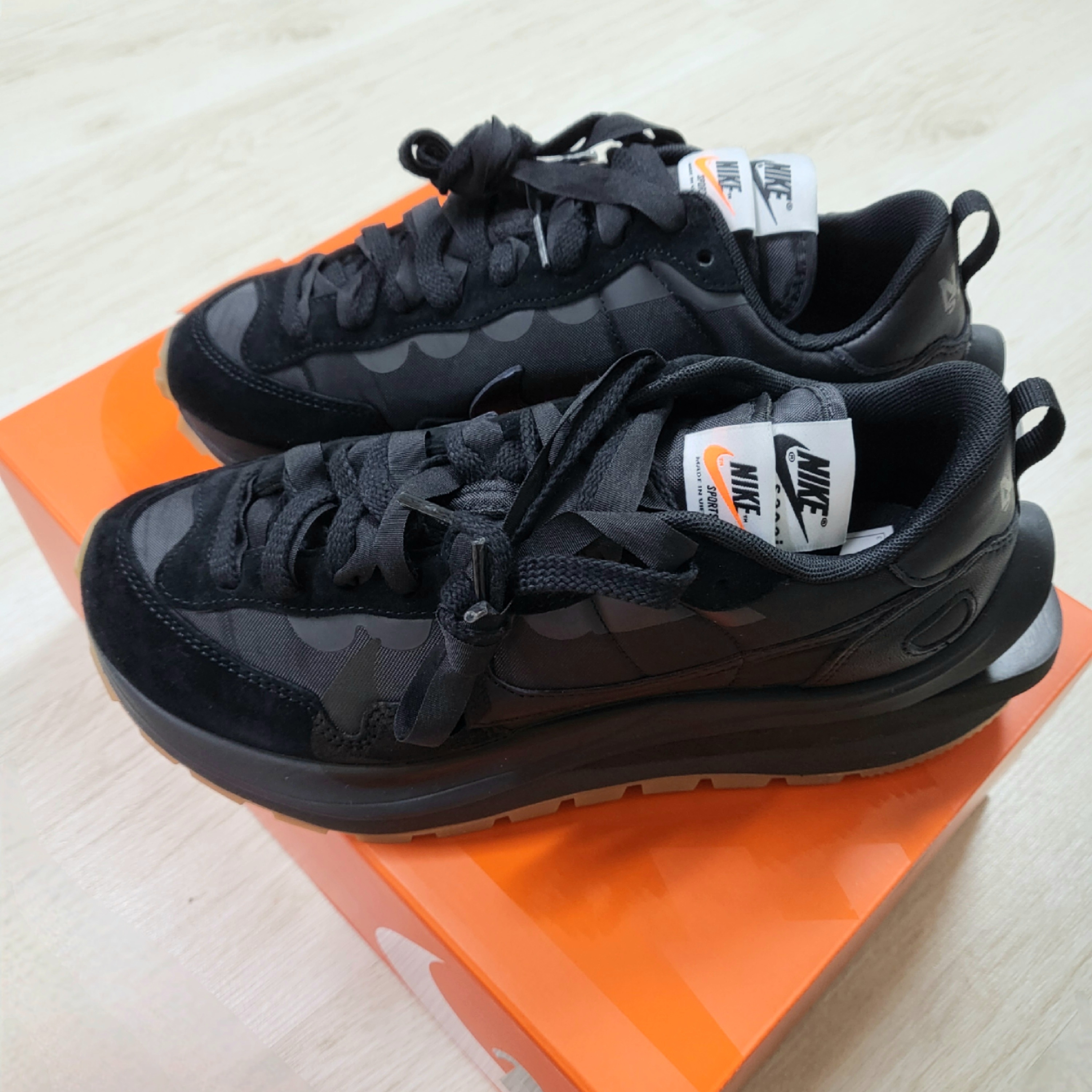 Nike x Sacai VaporWaffle Black and Gum 착용 스타일 - 1