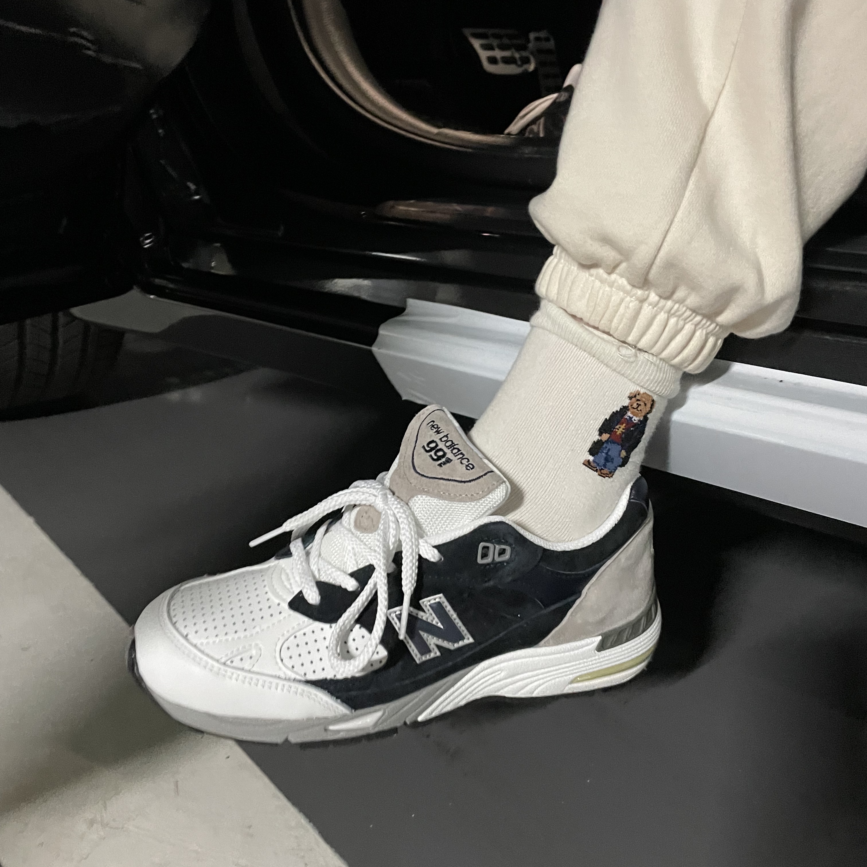 New Balance x SNS 991 Made in UK Navy White 착용 스타일 - 2