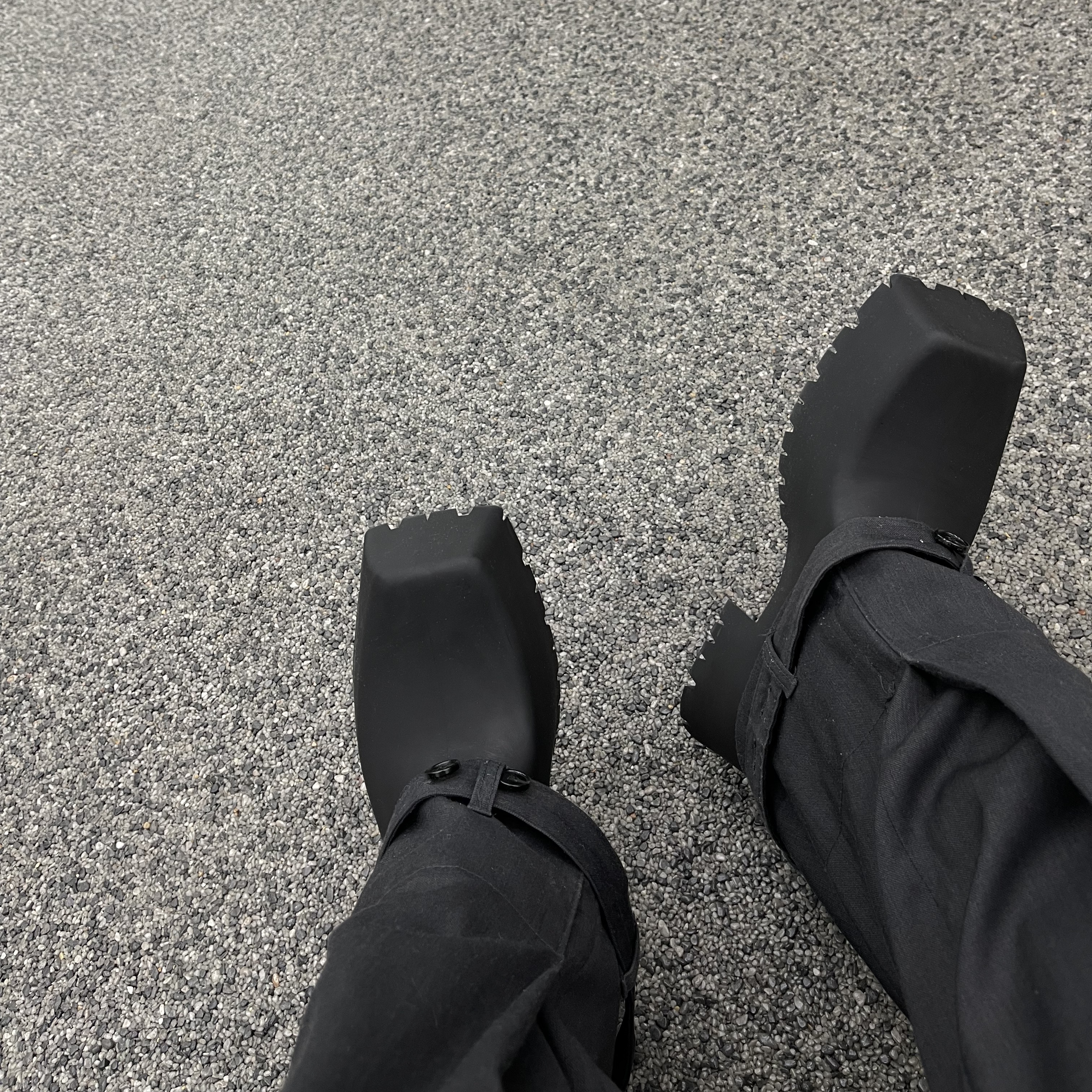 Balenciaga Trooper Rubber Boot Black 착용 스타일