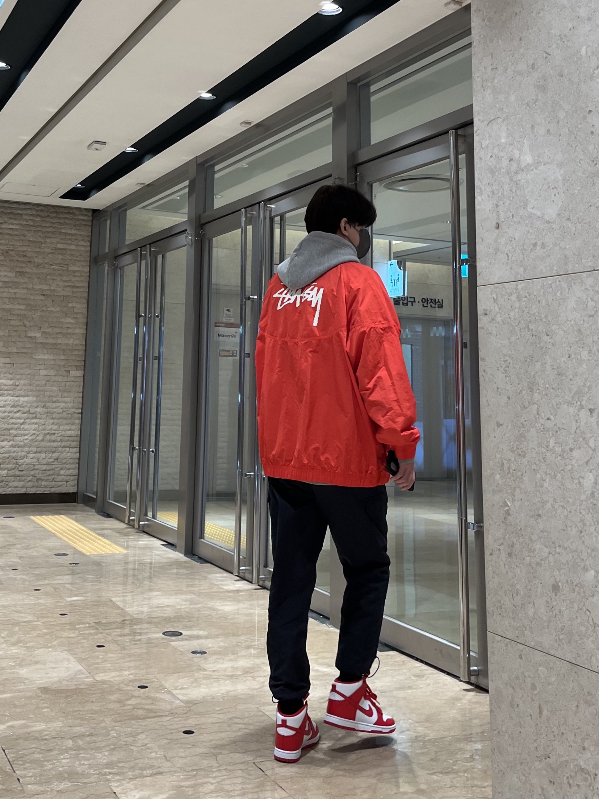 Nike Dunk High Retro Championship White and Red, Nike x Stussy Windrunner Jacket Habanero Red 착용 스타일