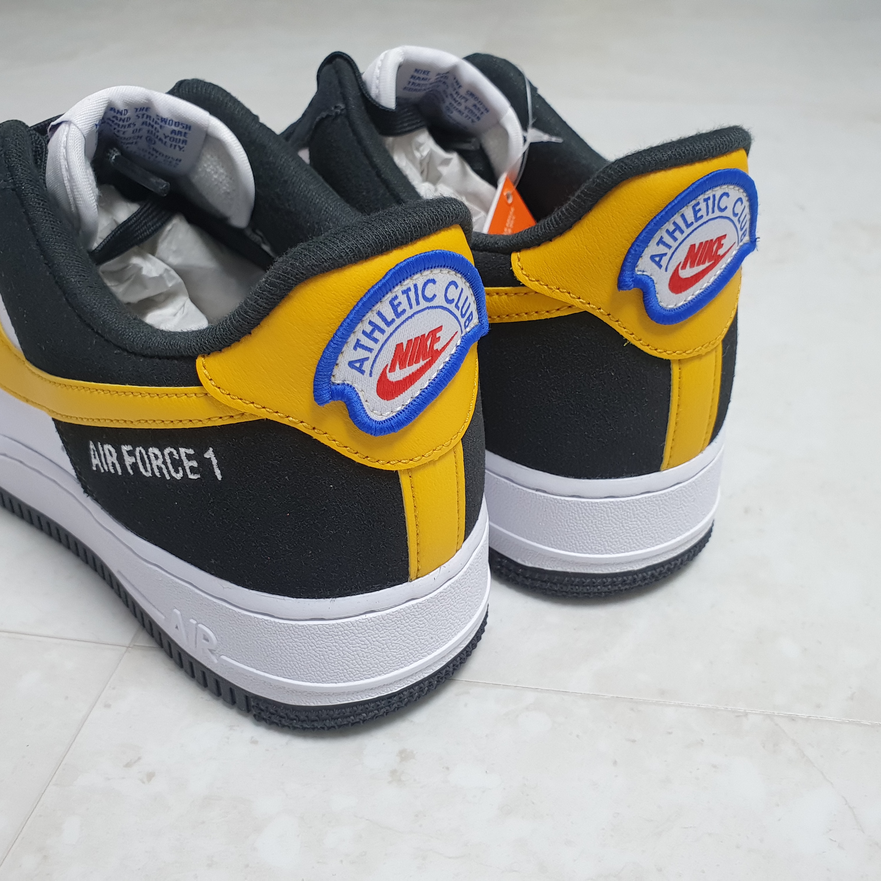 Nike Air Force 1 '07 LV8 Athletic Club Black Dark Sulfur 착용 스타일 - 2