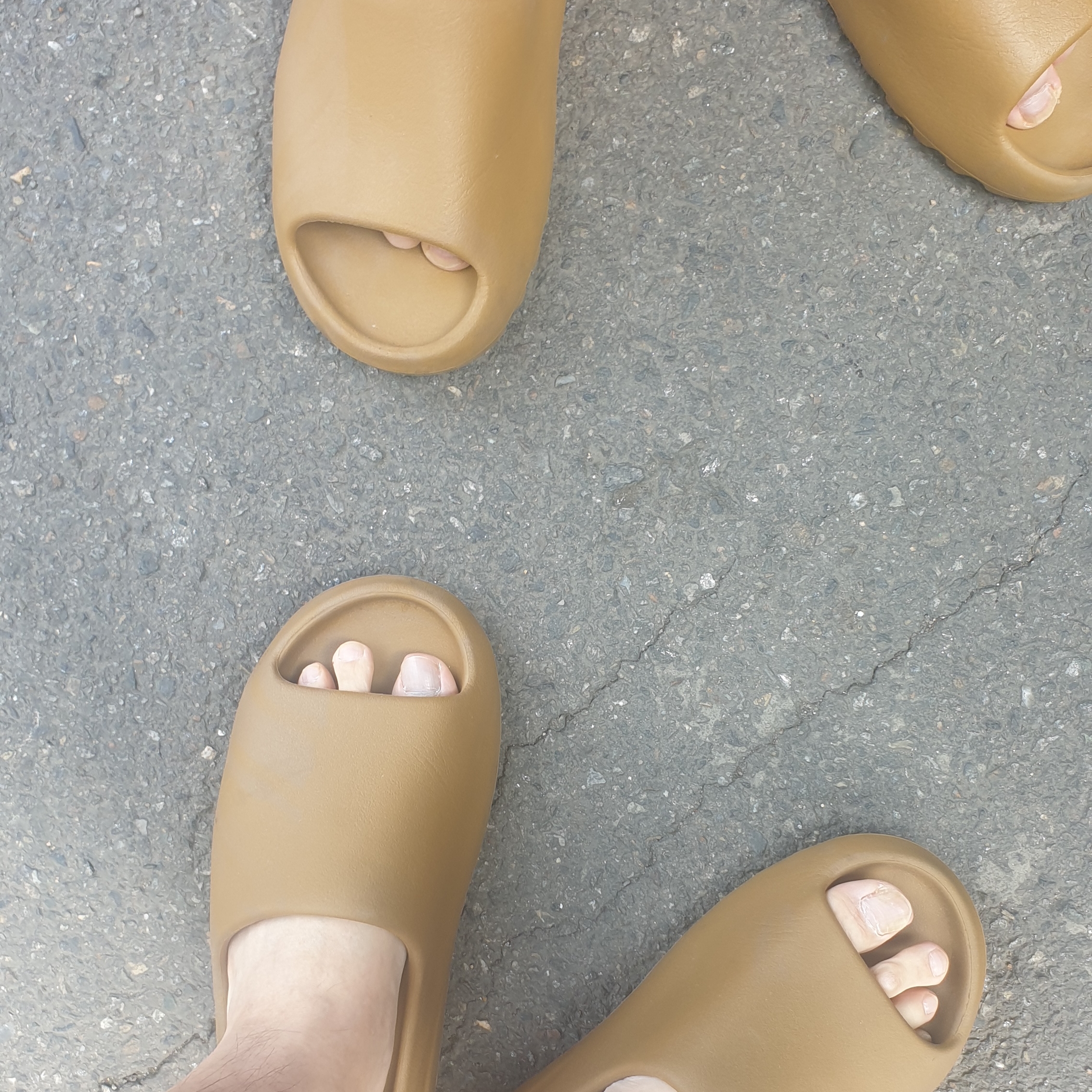 Adidas Yeezy Slide Ochre 착용 스타일