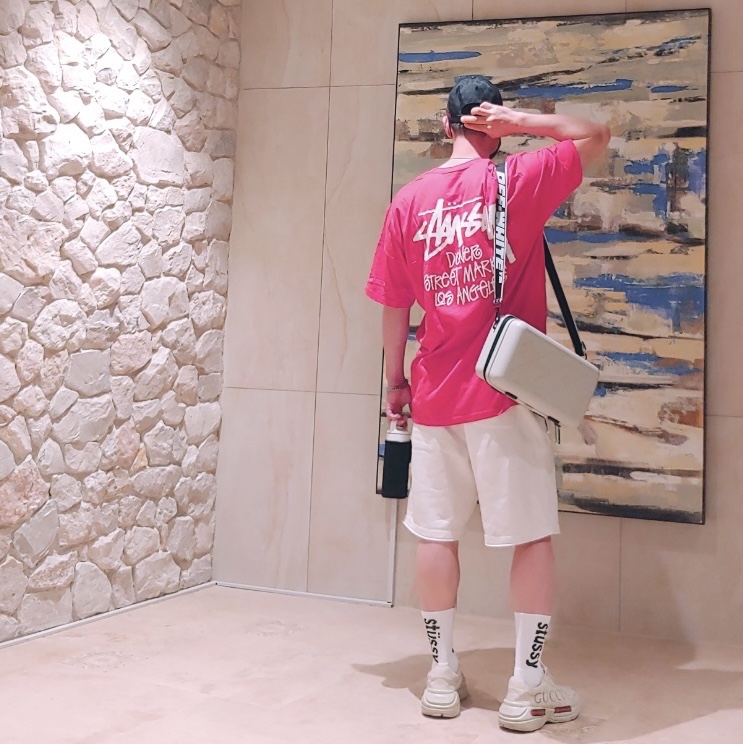 Stussy Stock DSM Los Angeles T-Shirt Red, Stussy Helvetica Jacquard Crew Socks White 착용 스타일 - 1