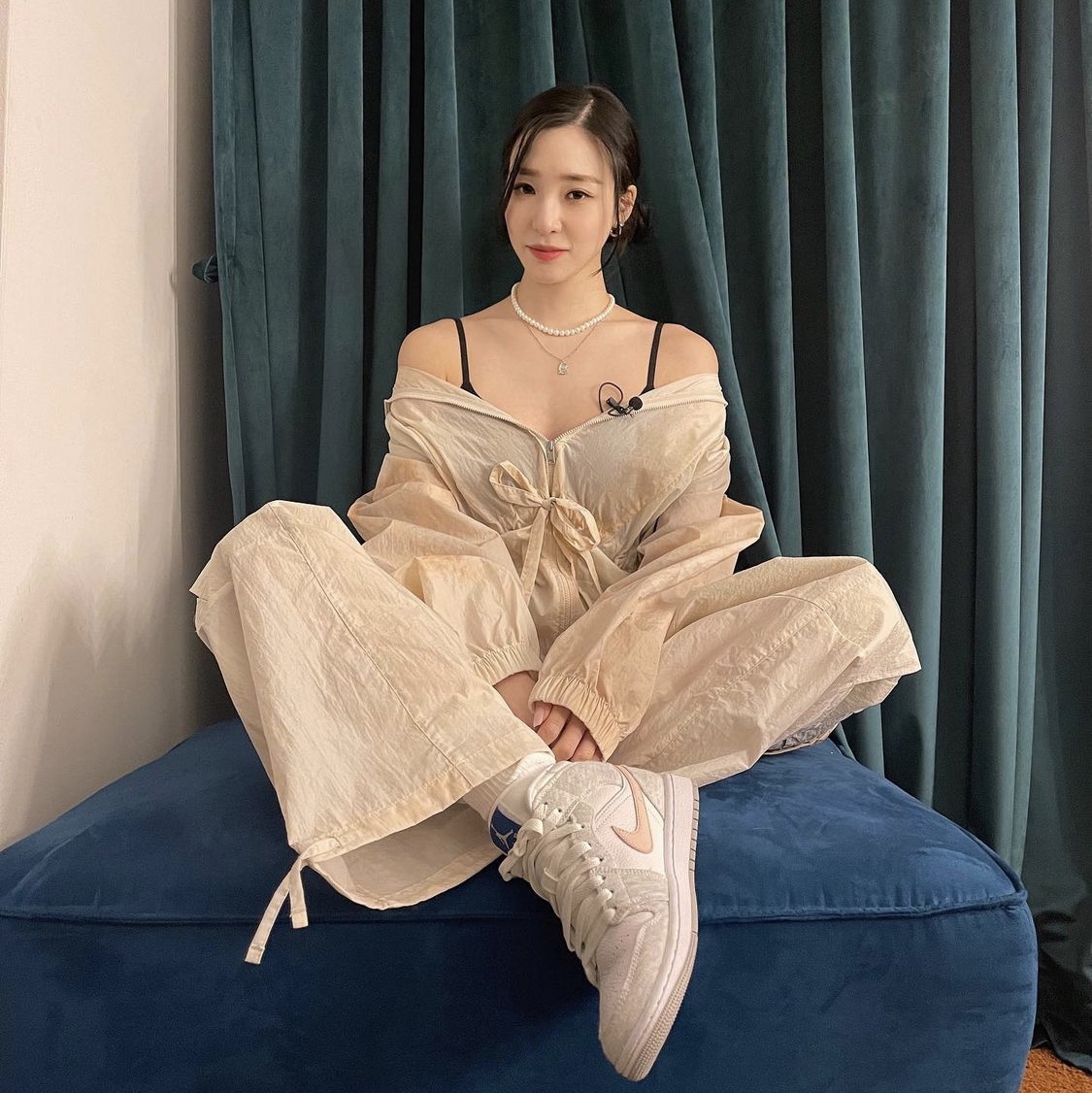 (W) Jordan 1 Mid SE Light Iron Ore 착용 스타일 - 3