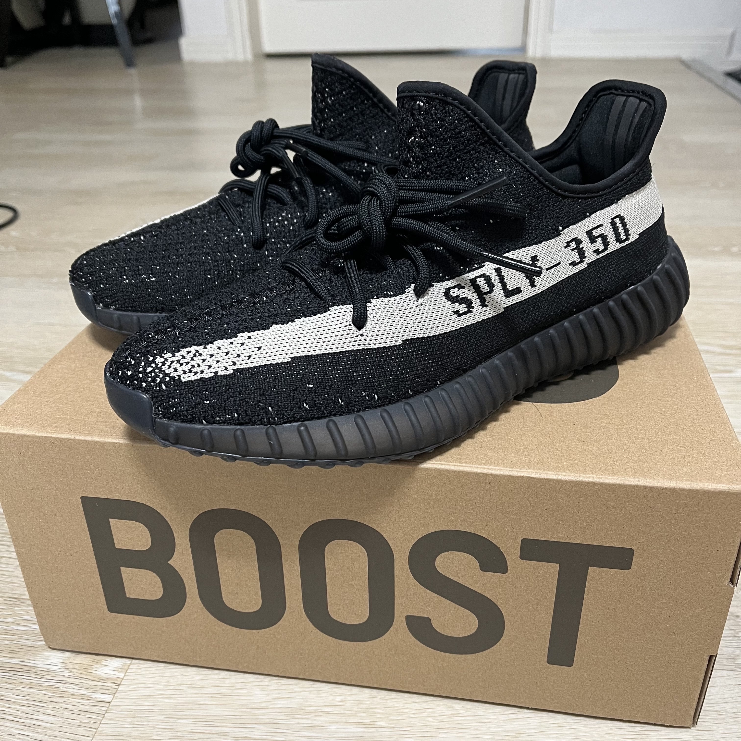 Adidas Yeezy Boost 350 V2 Core Black White 2022 착용 스타일 - 2