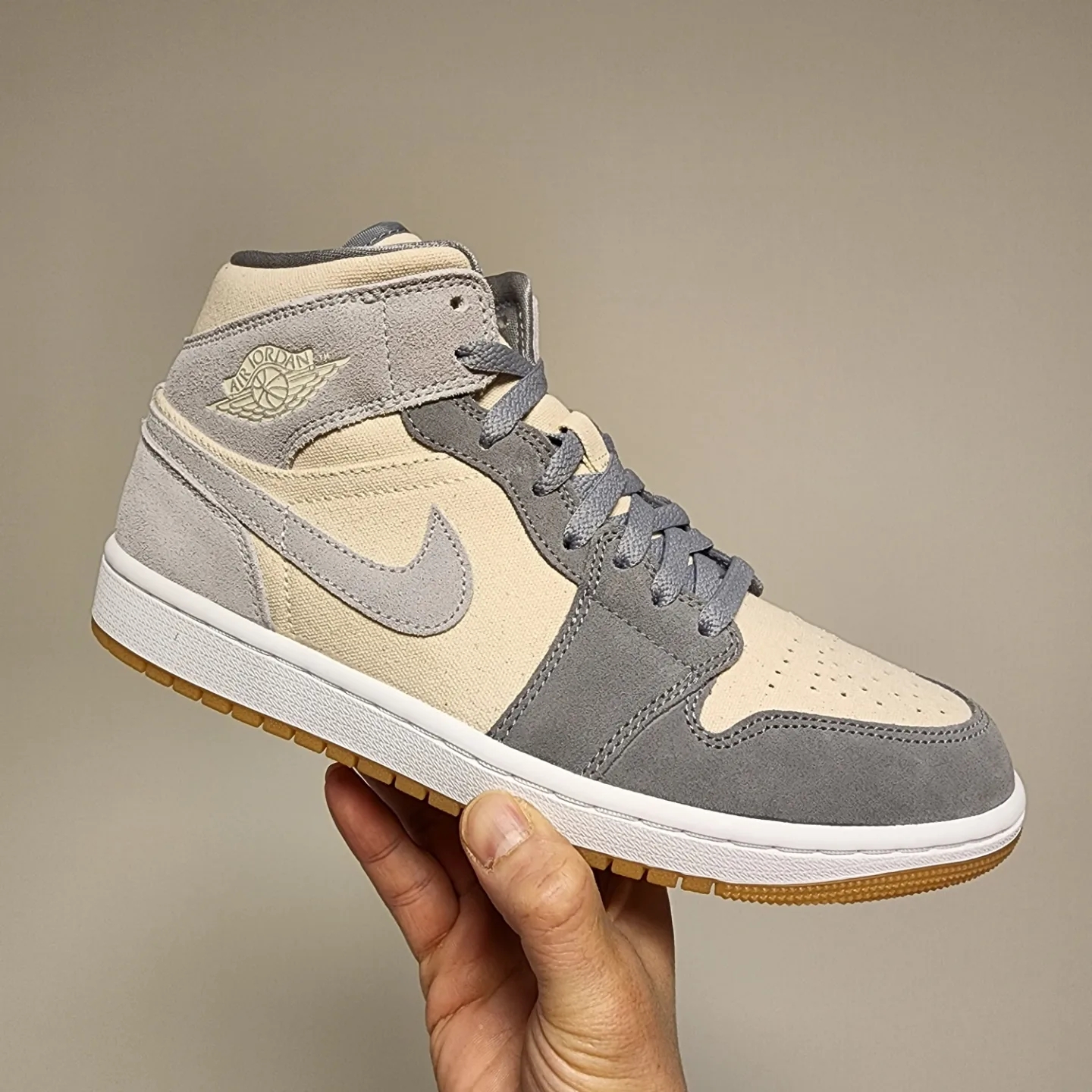 Jordan 1 Mid SE Coconut Milk Particle Grey 착용 스타일 - 1