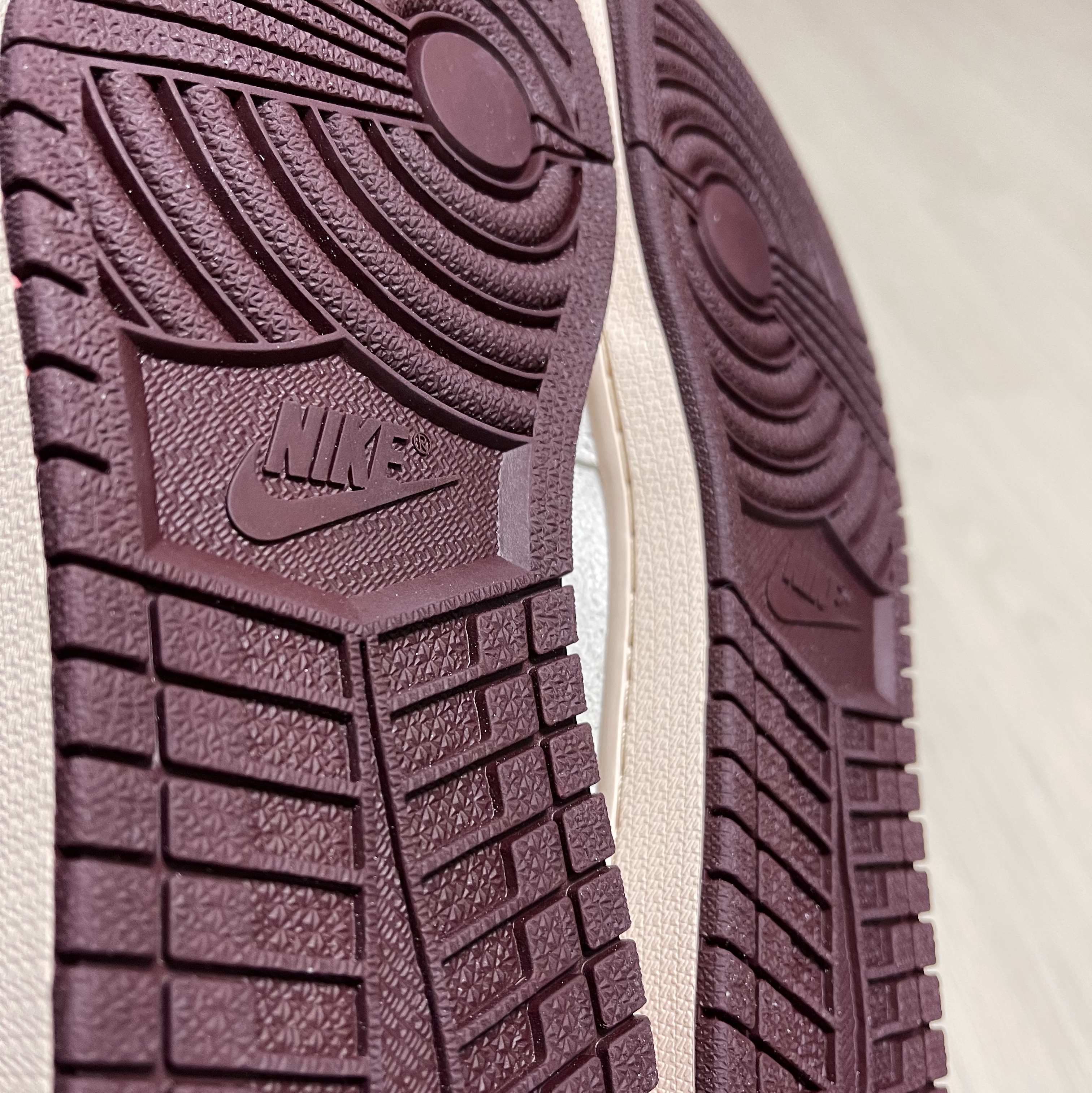 Jordan 1 x A Ma Maniere Retro High OG SP Sail and Burgundy 착용 스타일 - 5