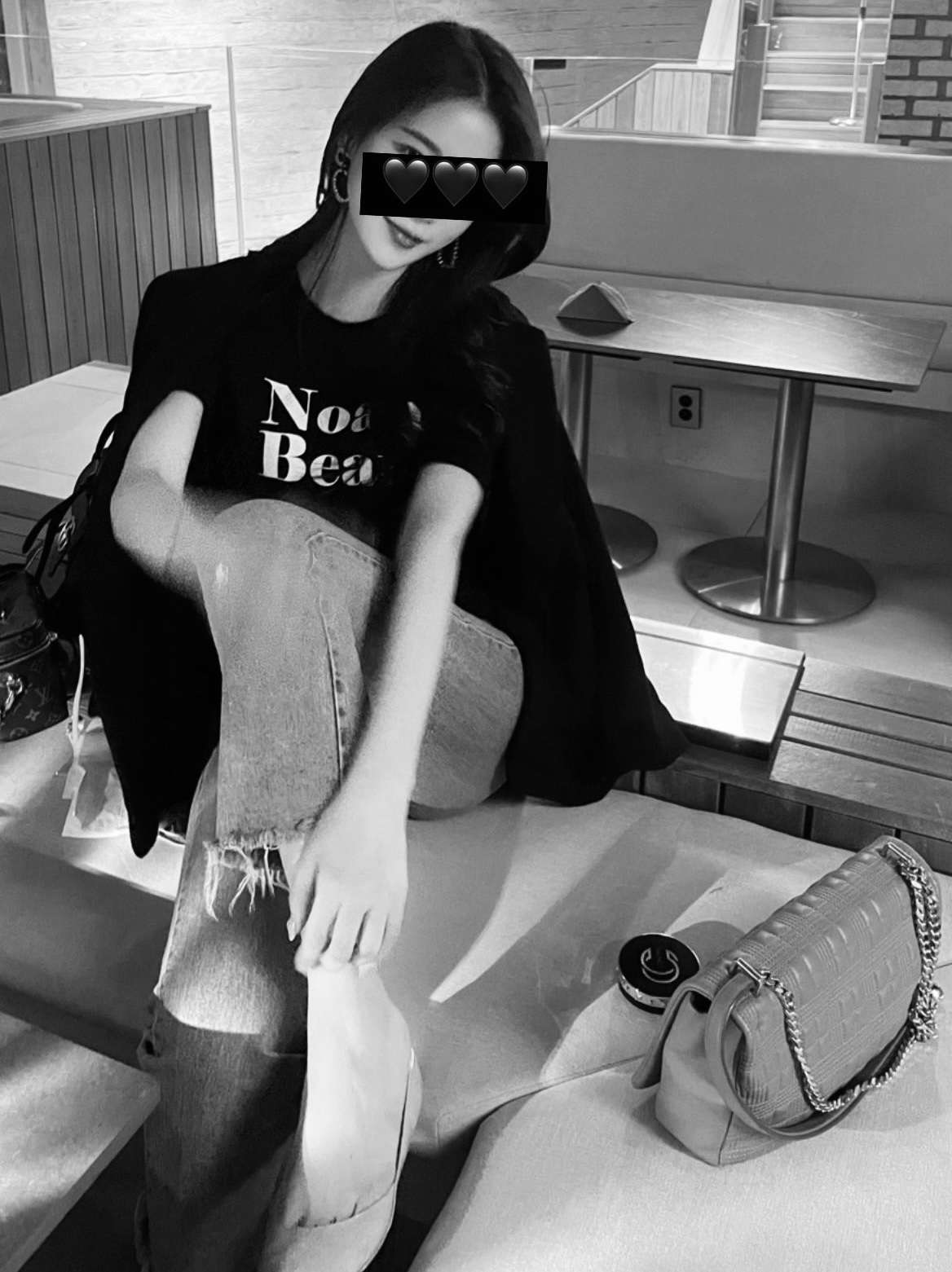 Gucci GG Marmont Matelasse Small Top Handle Bag Black, Burberry Mini Two-Tone Canvas and Leather Pocket Bag Natural Malt Brown 착용 스타일 - 3