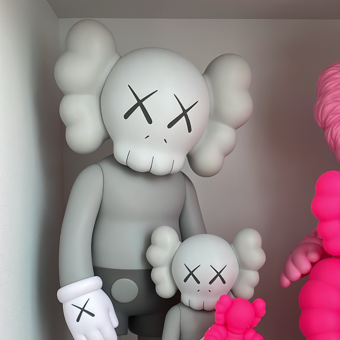 Kaws Family Vinyl Figure Grey Pink 착용 스타일 - 2