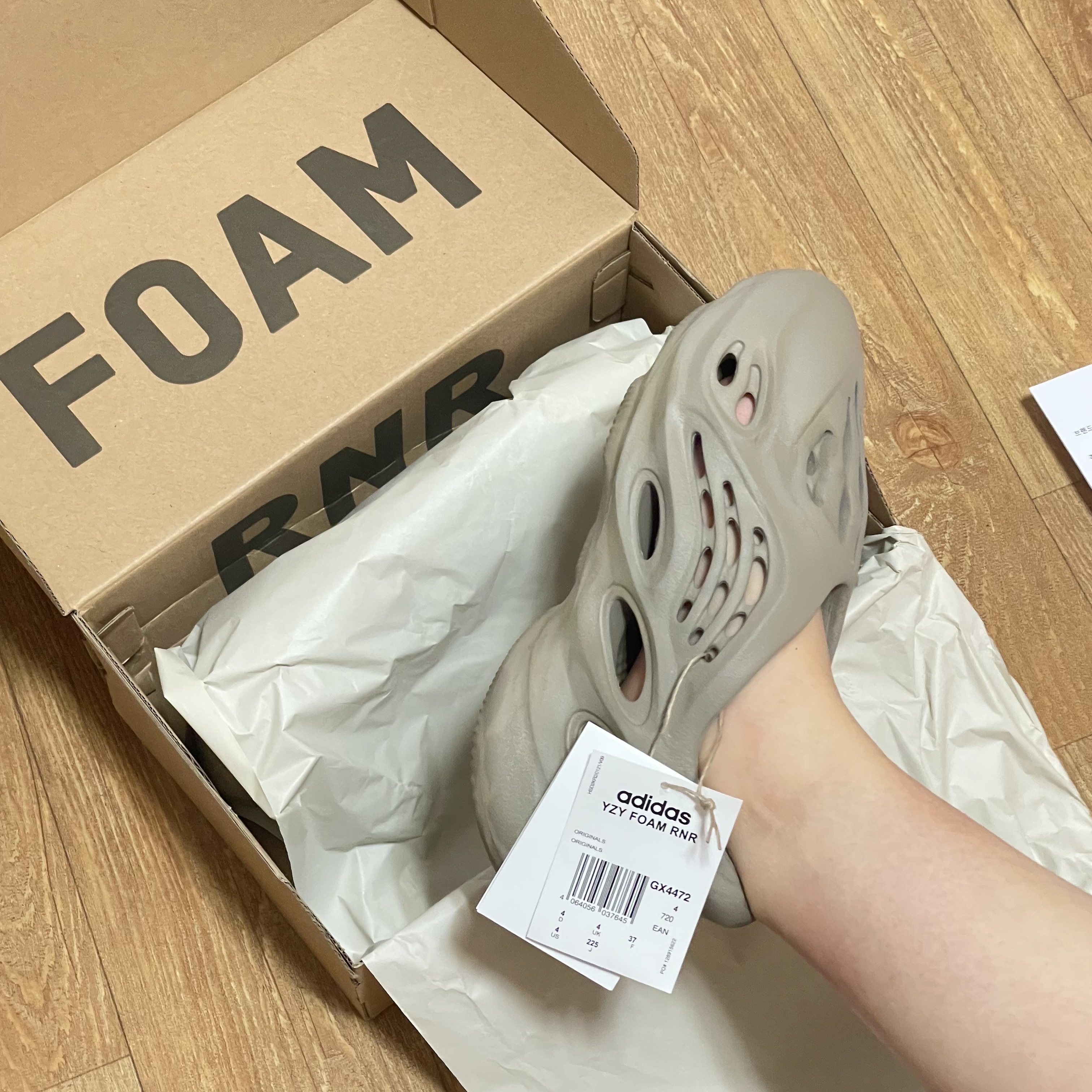 Adidas Yeezy Boost 700 V2 Static 2022, Adidas Yeezy Boost 350 V2 Beluga - Reflective 착용 스타일