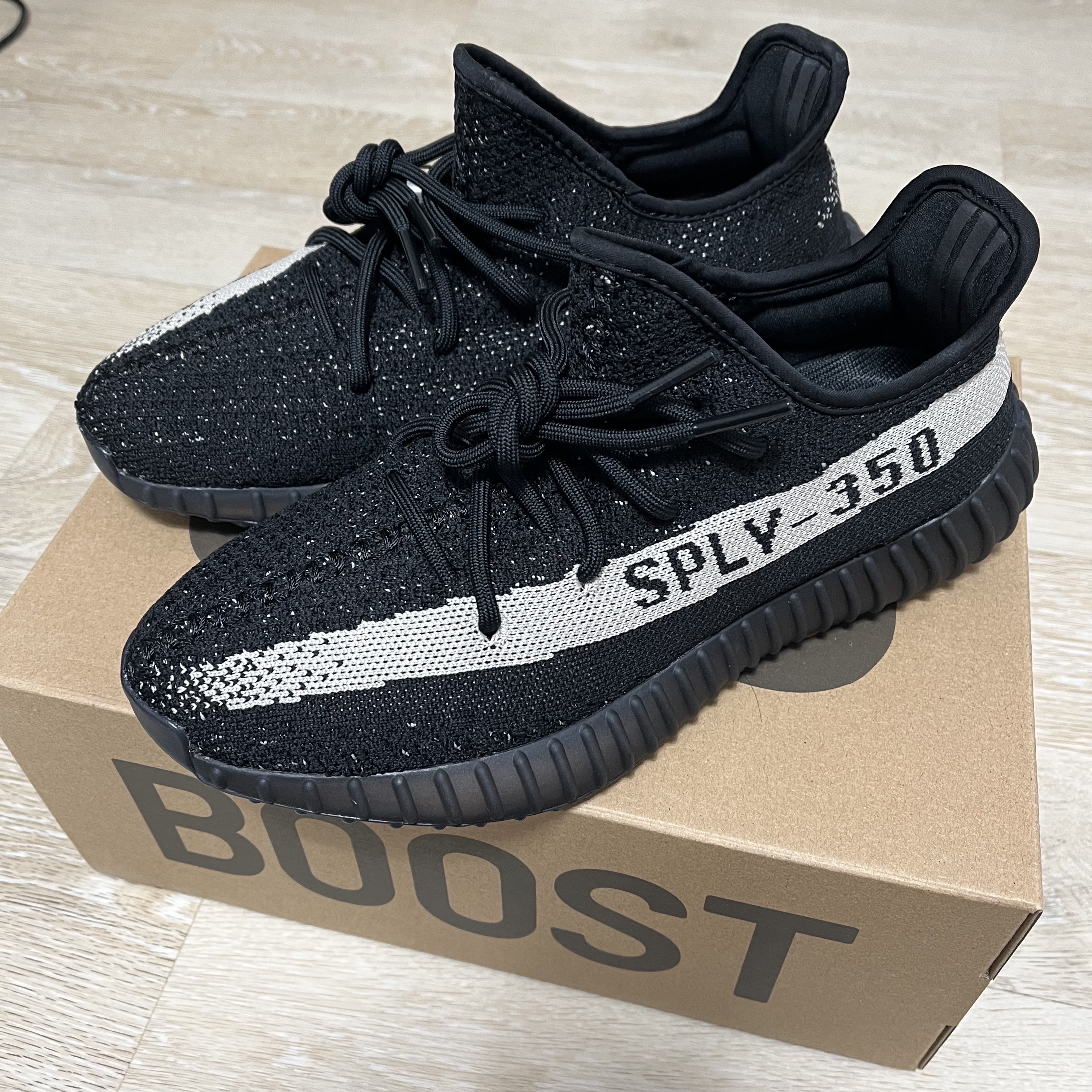Adidas Yeezy Boost 350 V2 Core Black White 2022 착용 스타일 - 1