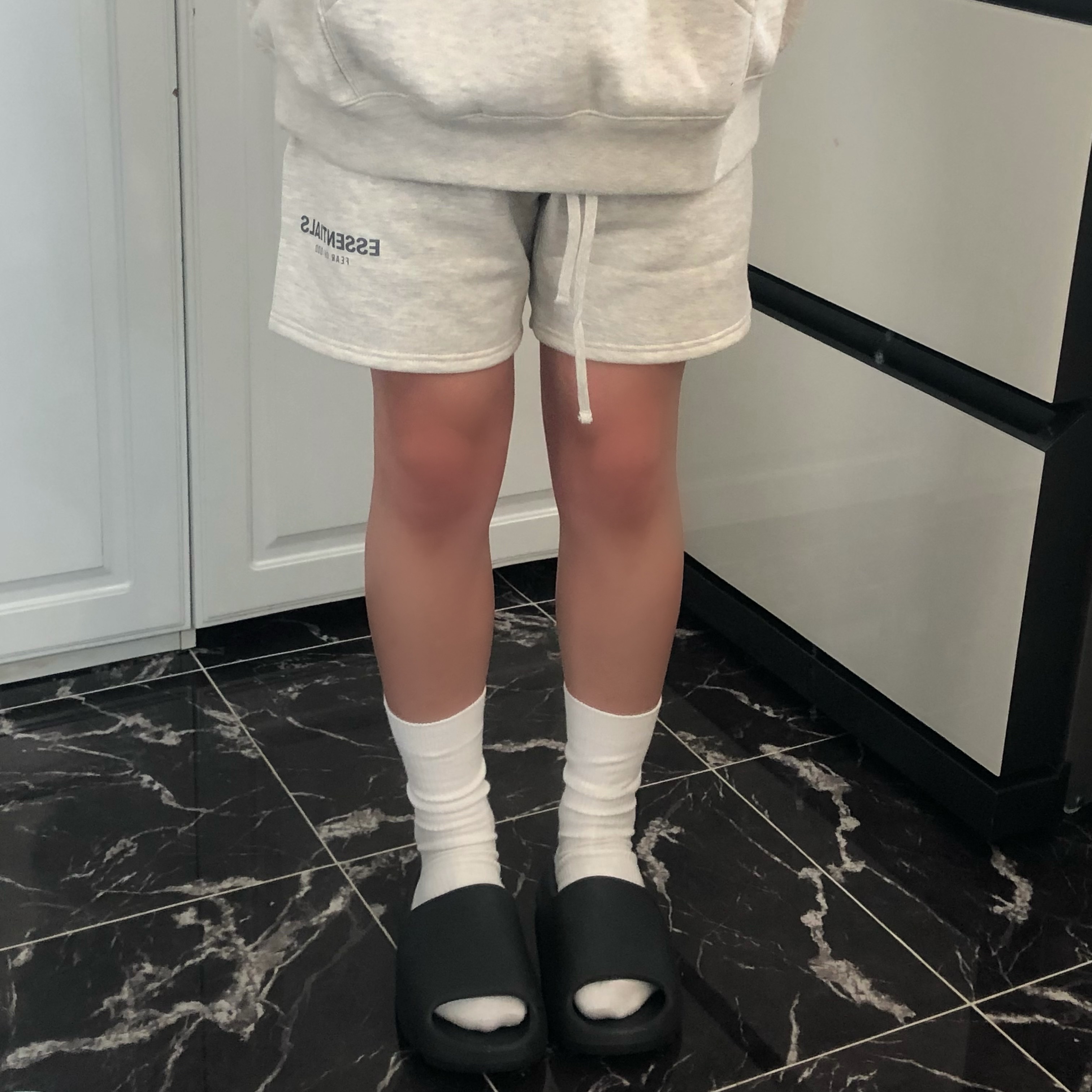 Adidas Yeezy Slide Onyx 착용 스타일 - 2