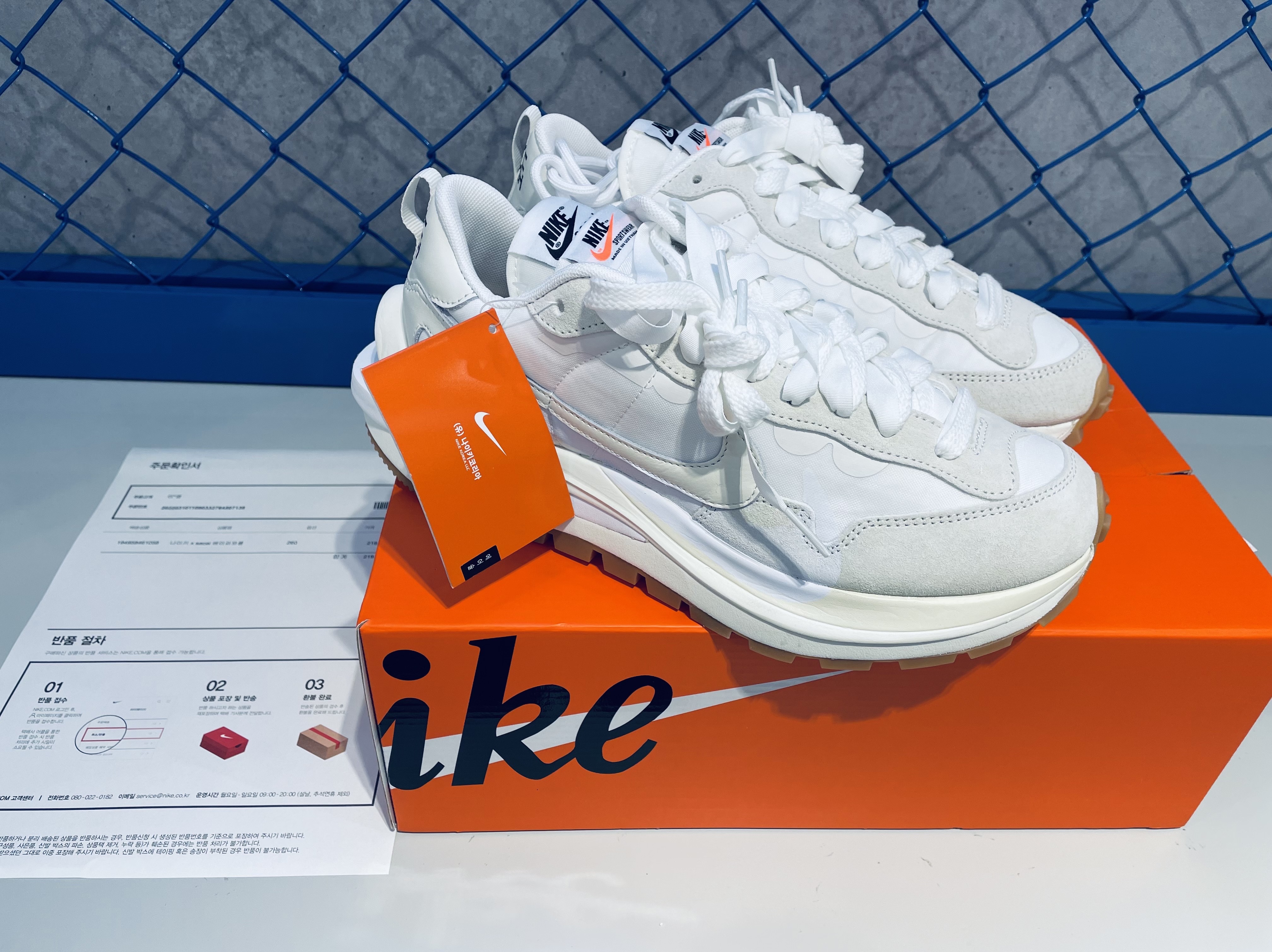 Nike x Sacai VaporWaffle White and Gum 착용 스타일