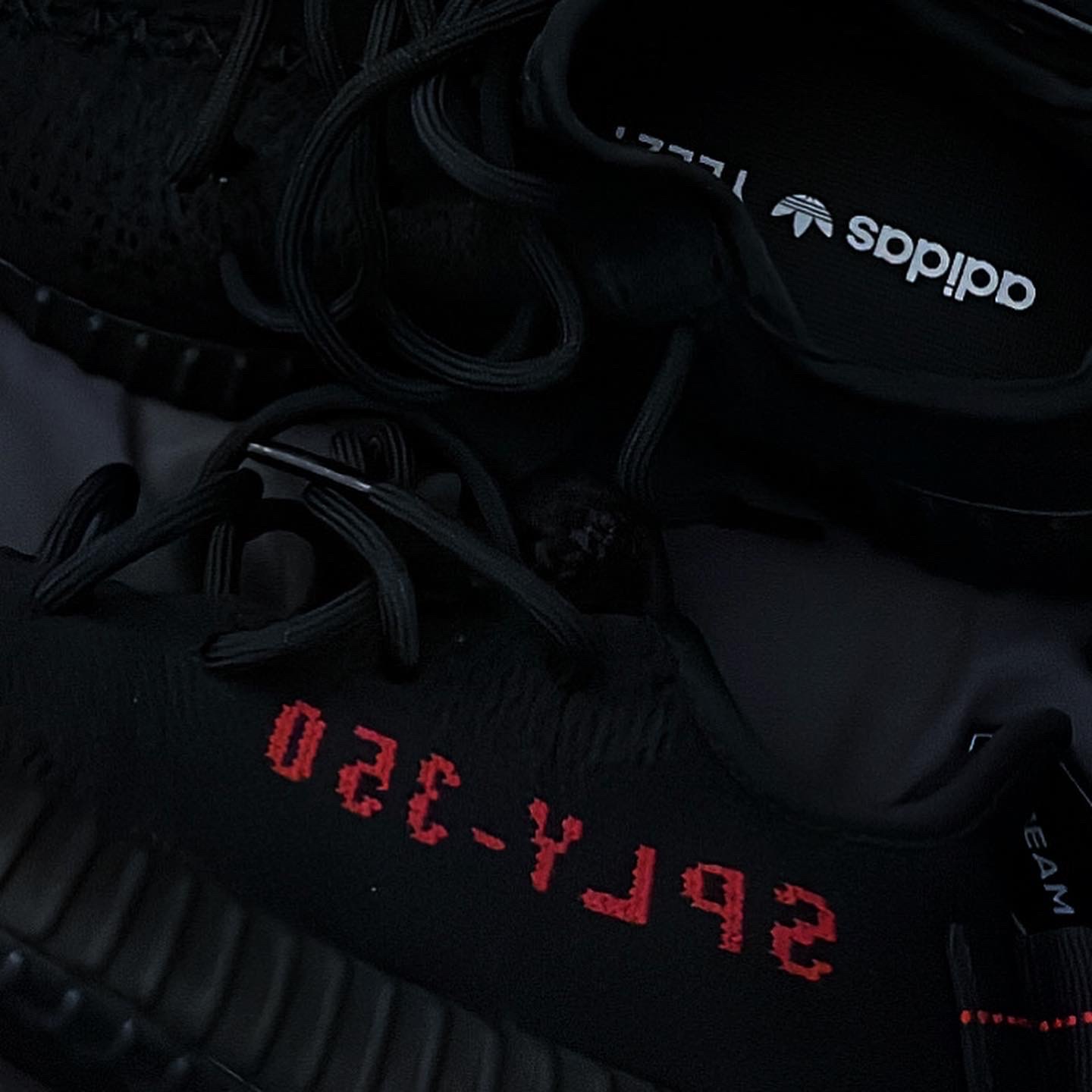 Adidas Yeezy Boost 350 V2 Black Red 2020 착용 스타일 - 3