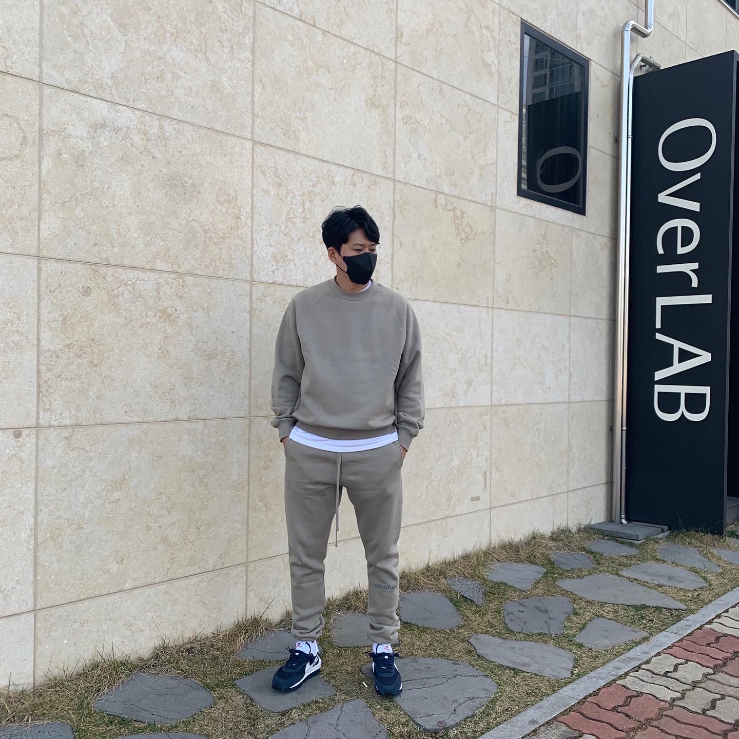 Essentials Pull-Over Crewneck Sweatshirt Moss - 21SS, Essentials Sweatpants Moss - 21SS 착용 스타일