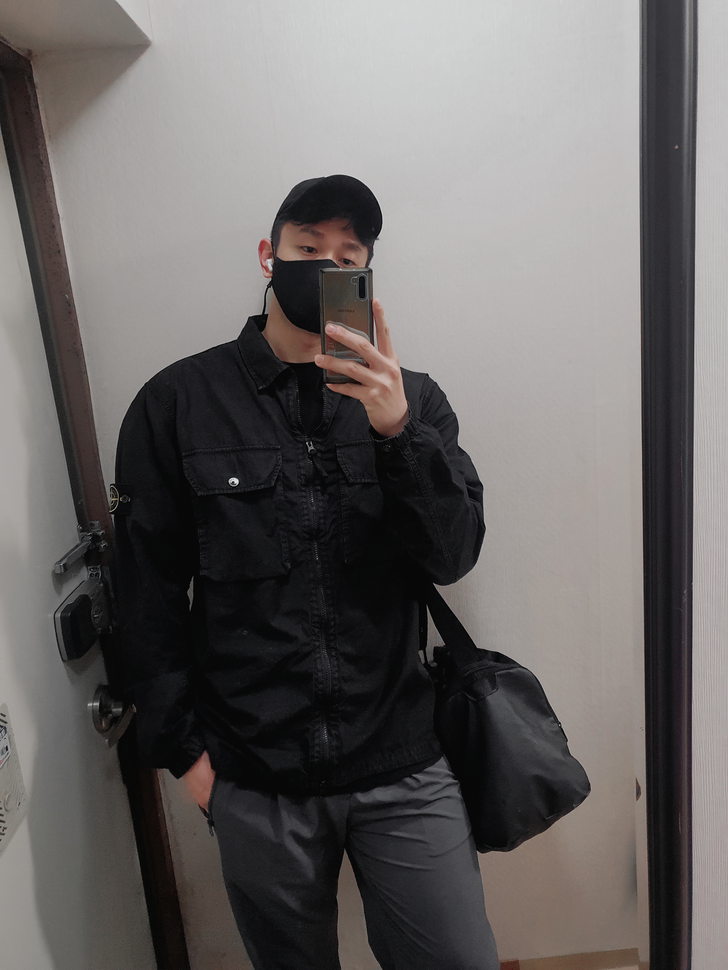 Stone Island 113WN T.CO+OLD Overshirt Black - 21FW, Palace Washed Twill P 6-Panel Black - 22SS 착용 스타일 - 1