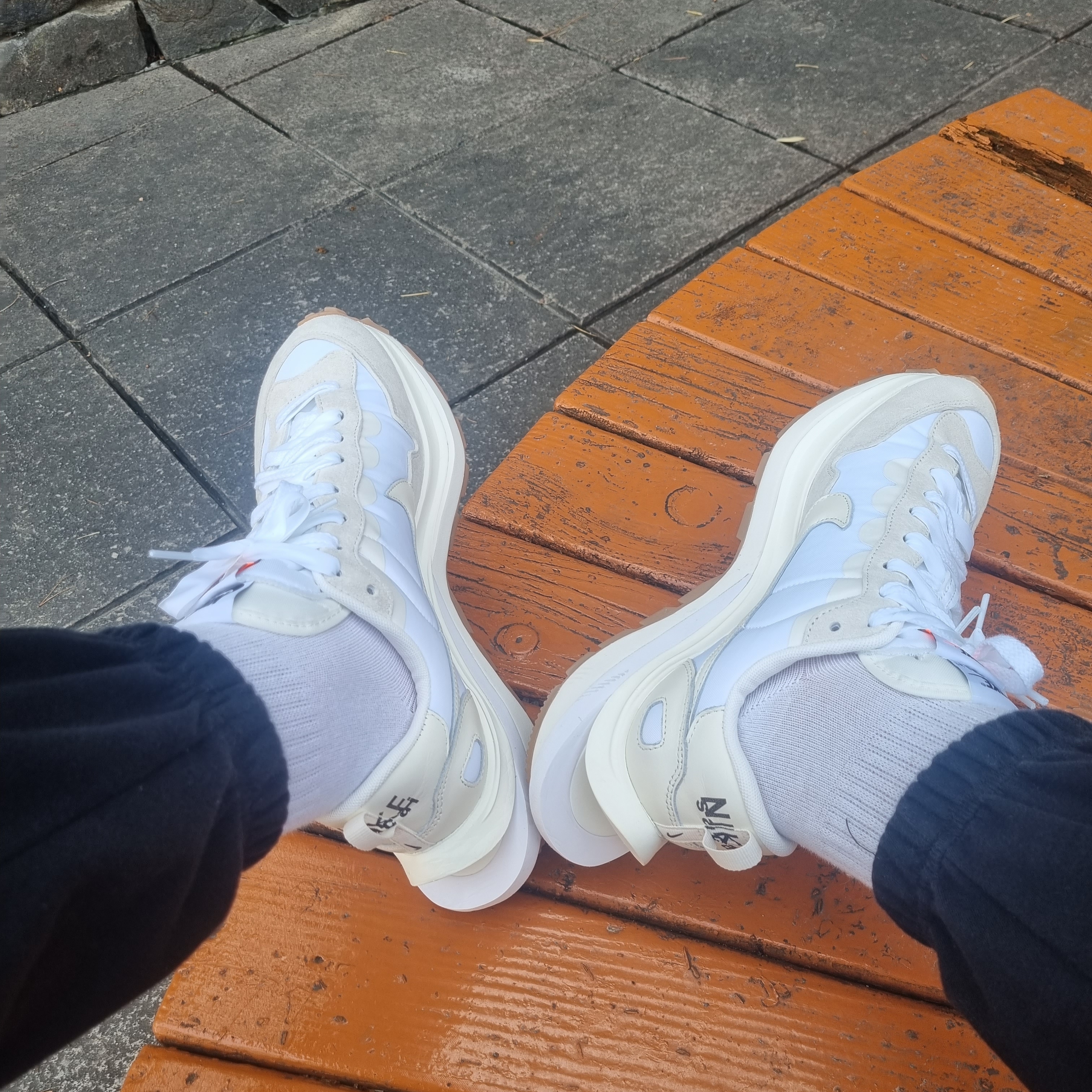 Nike x Sacai VaporWaffle White and Gum 착용 스타일