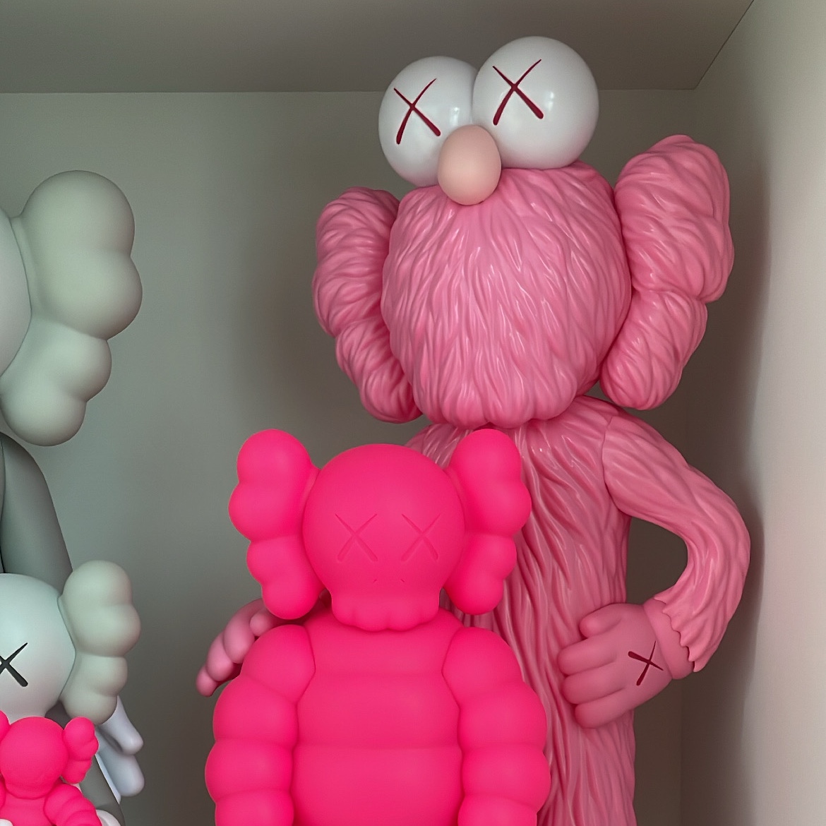 Kaws Family Vinyl Figure Grey Pink 착용 스타일 - 3