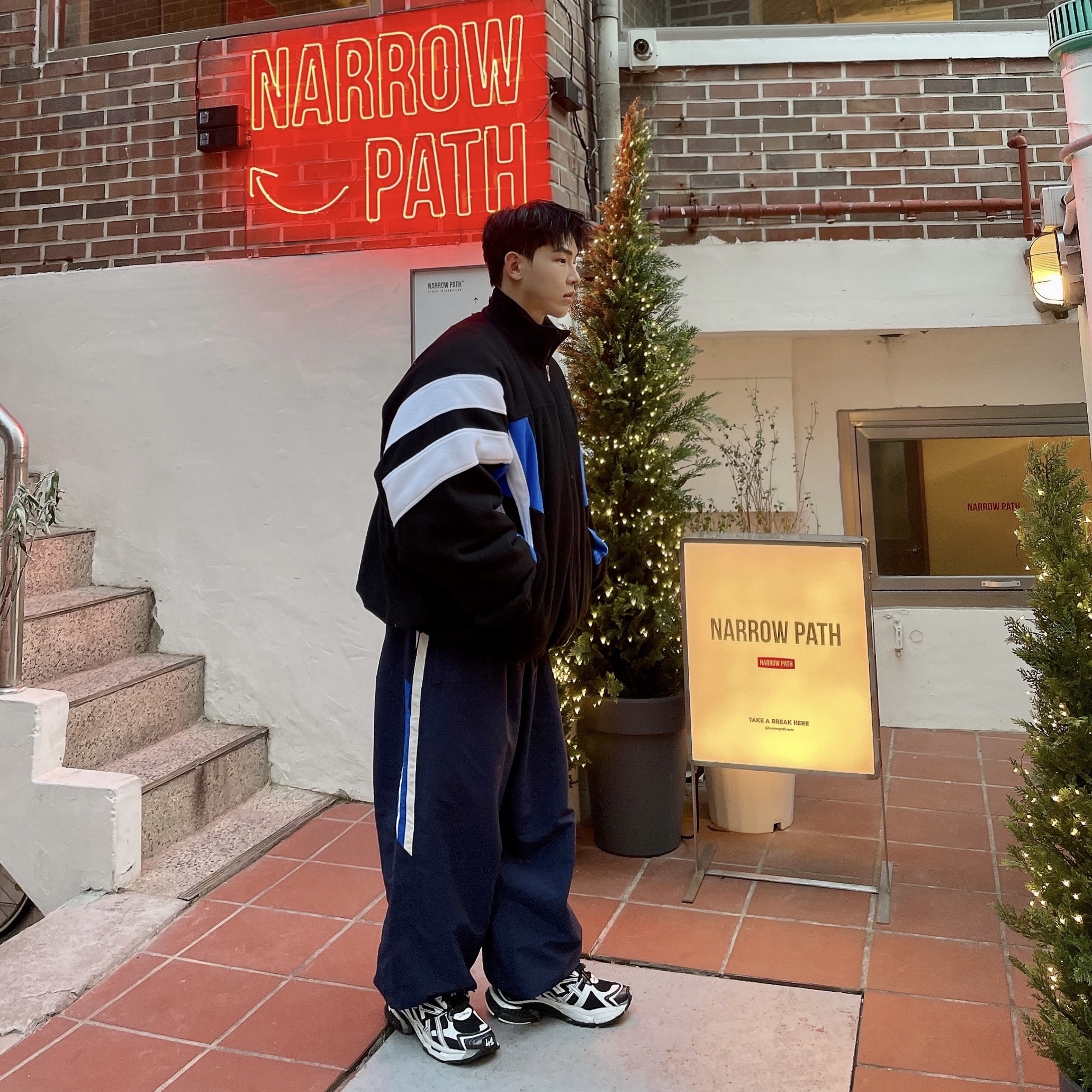 Balenciaga Runner Sneakers Black White 착용 스타일 - 2