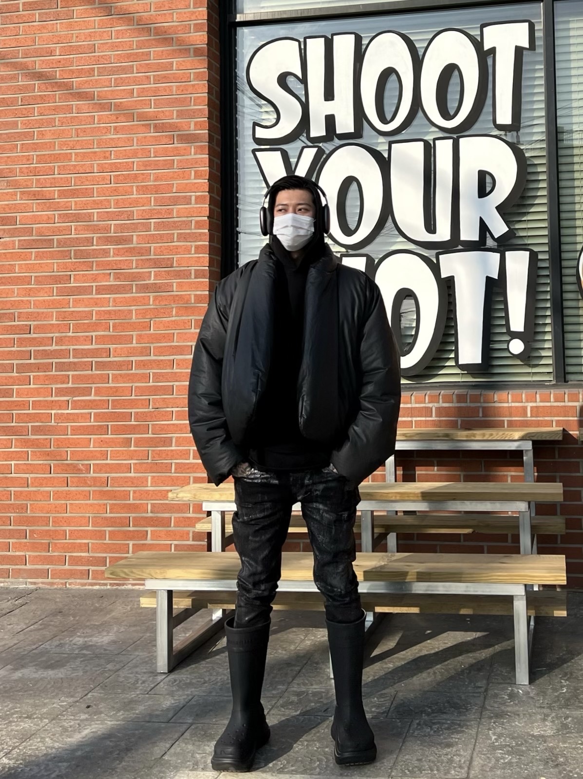 Yeezy Gap Hoodie Black, Yeezy Gap Round Jacket Black 착용 스타일 - 1