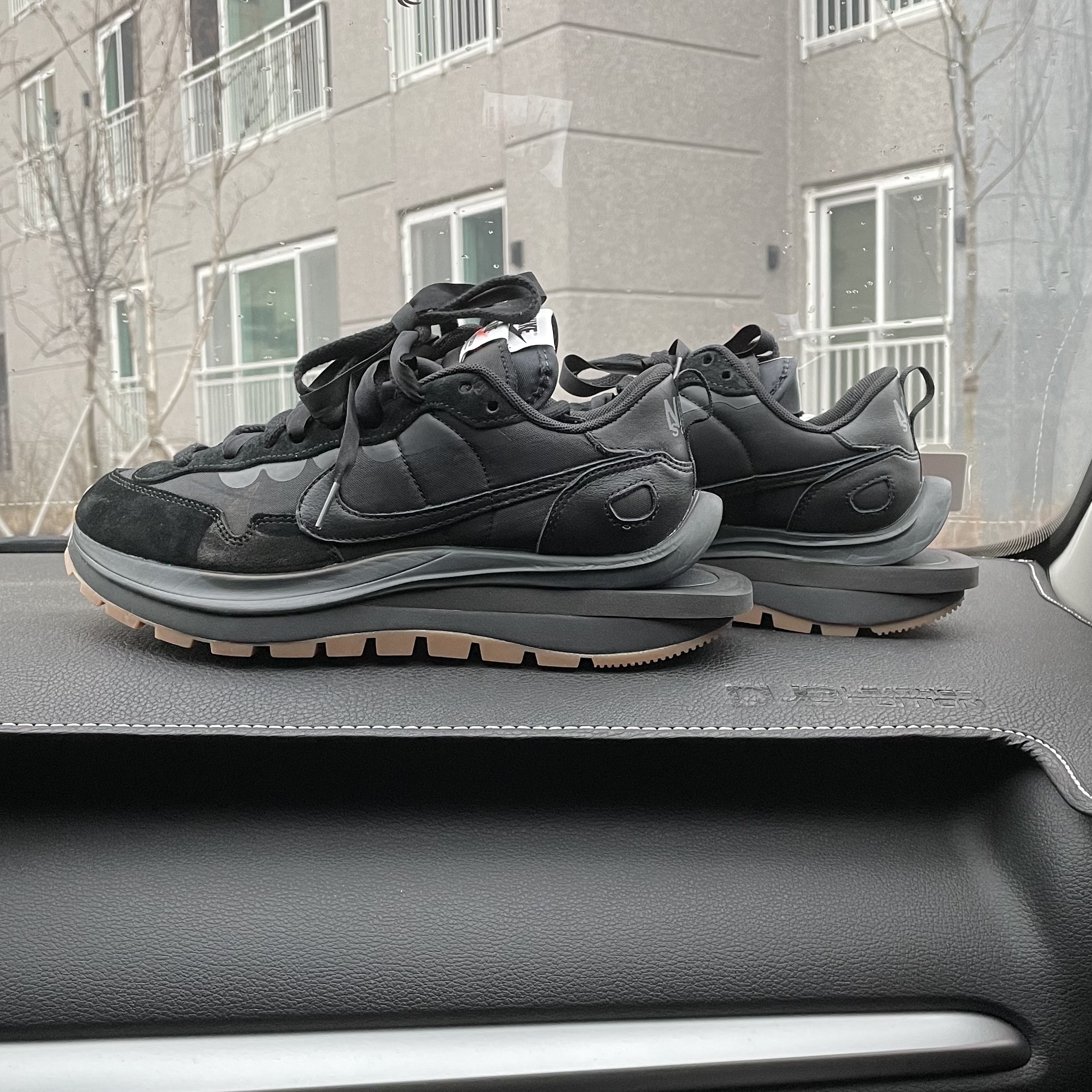 Nike x Sacai VaporWaffle Black and Gum 착용 스타일