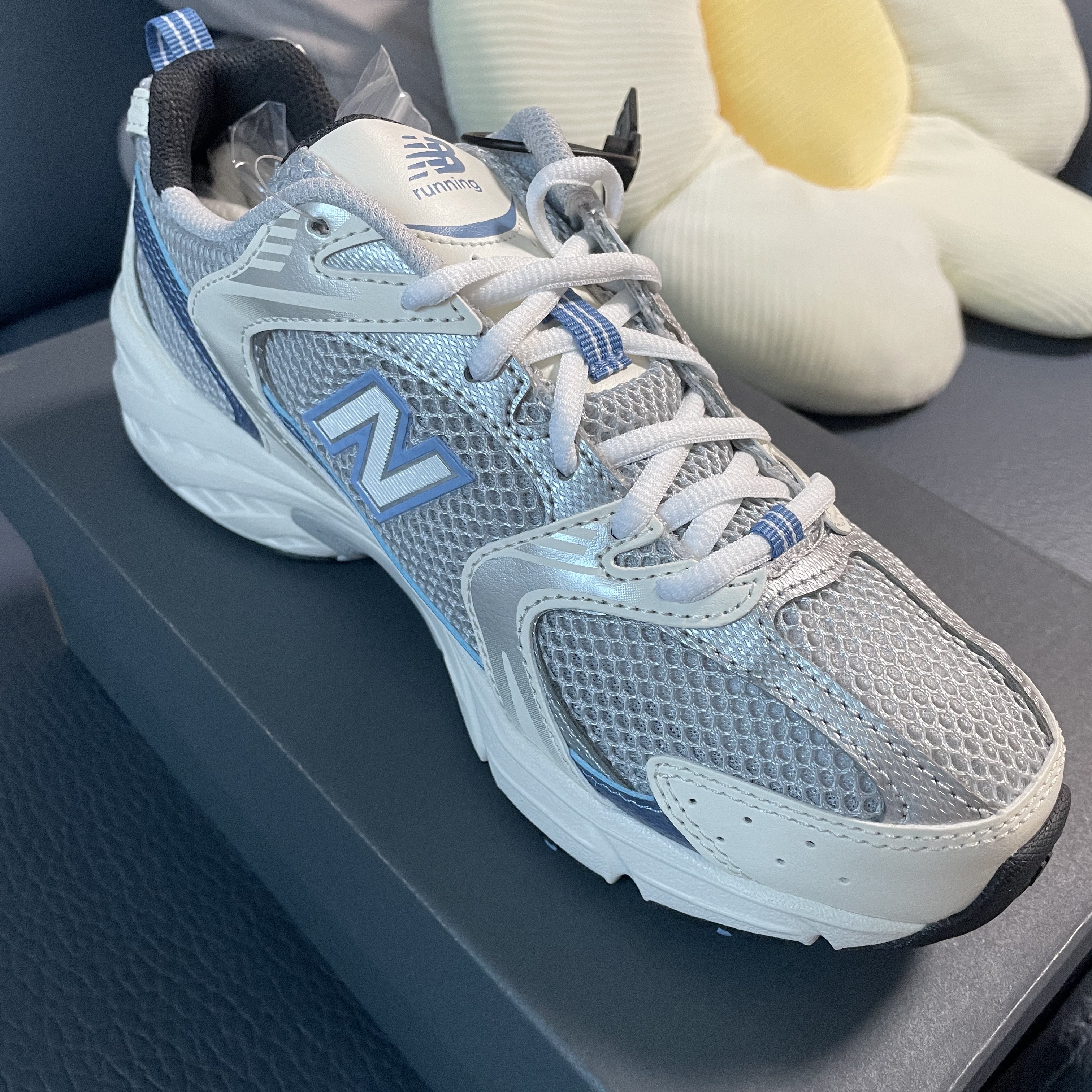 New Balance 530 Steel Blue 착용 스타일 - 1