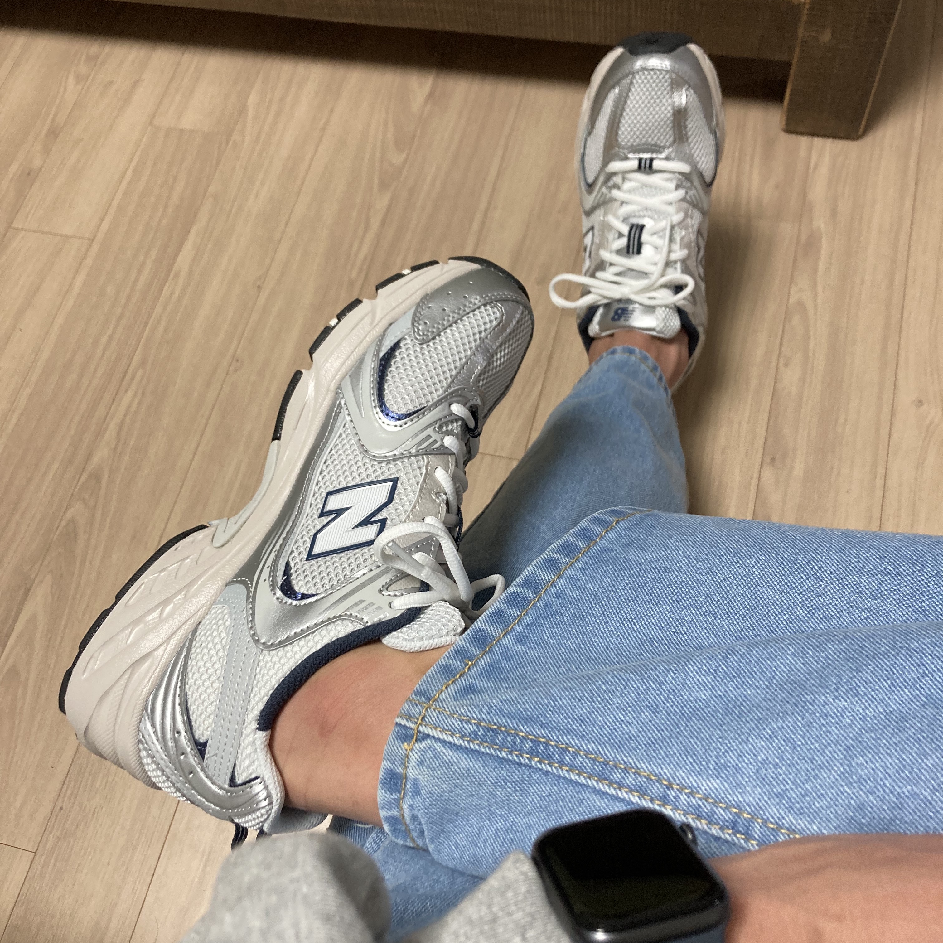 New Balance 530 Steel Grey, Nike Air Force 1 '07 LV8 Athletic Club Black Dark Sulfur 착용 스타일 - 3