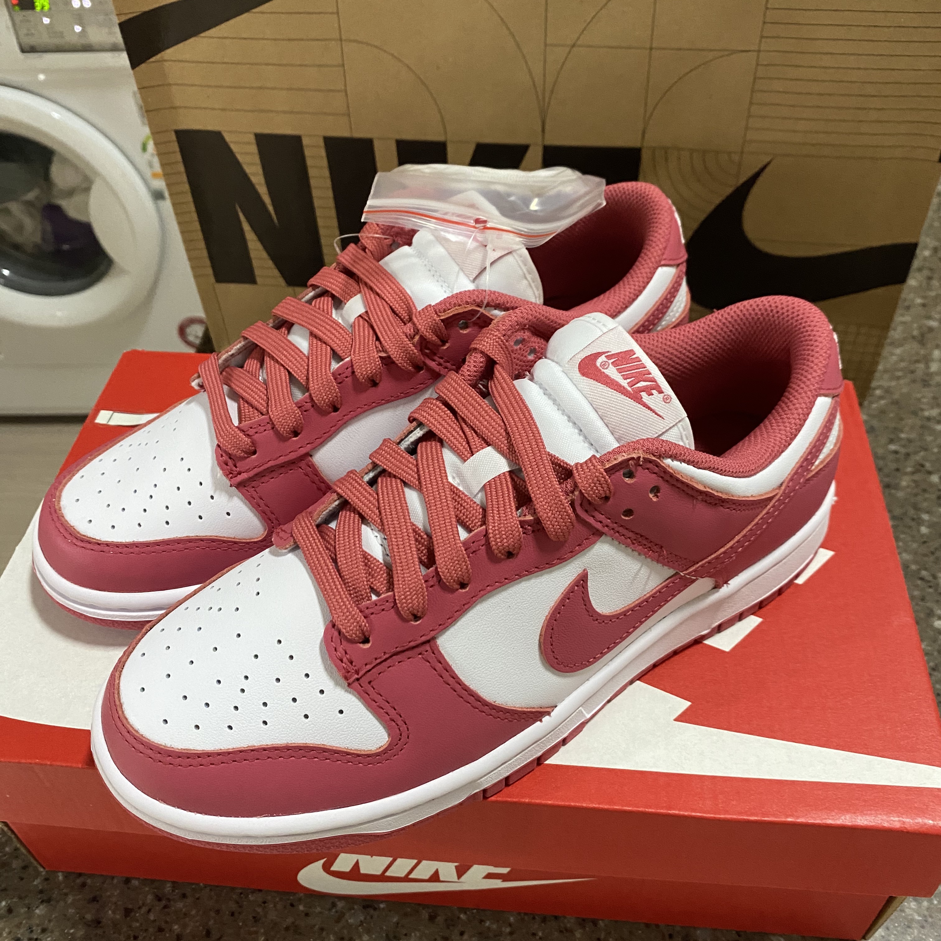 (W) Nike Dunk Low Archeo Pink 착용 스타일