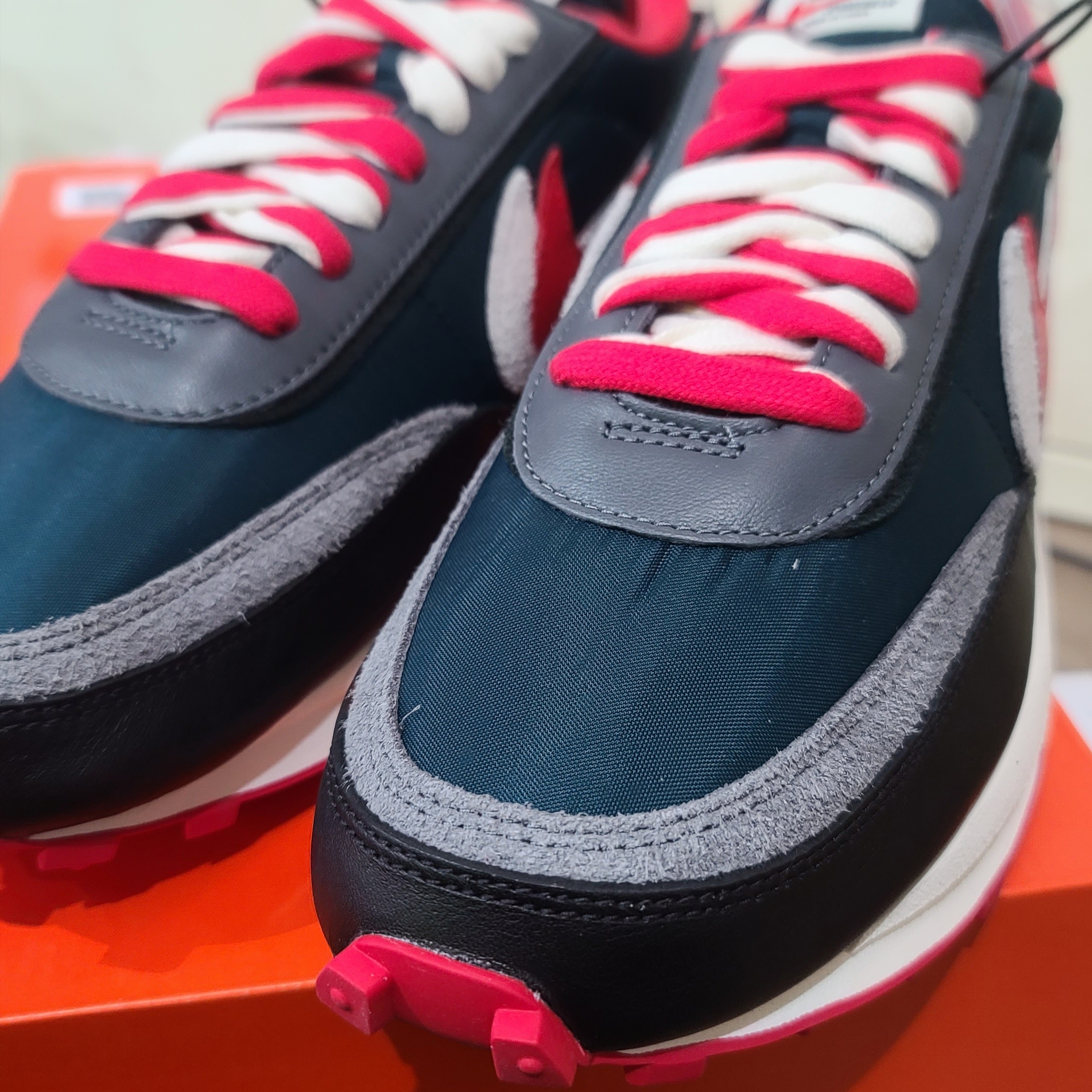 Nike x Sacai x Undercover LDWaffle Midnight Spruce University Red 착용 스타일