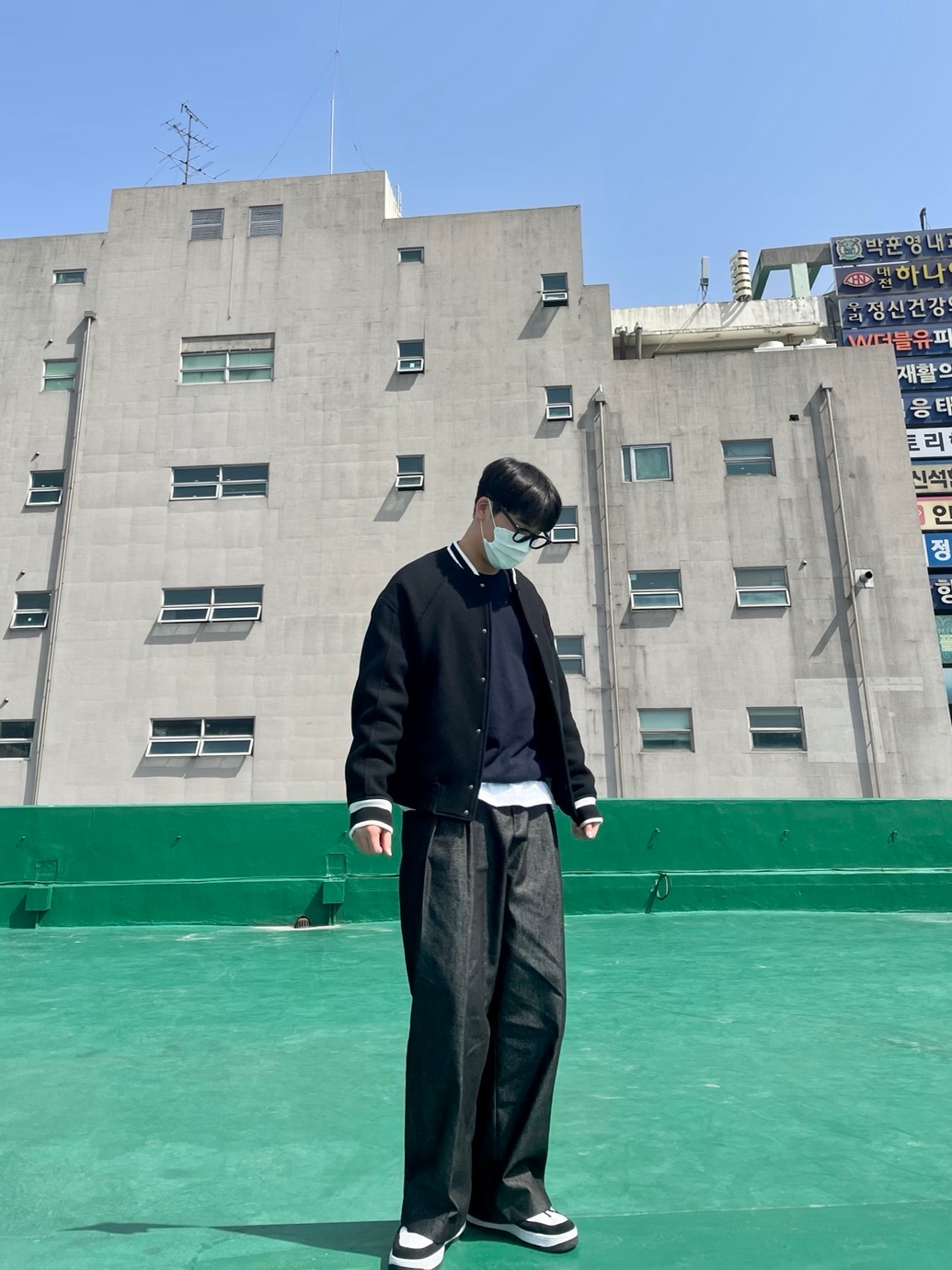 Zara x Ader Error Wool Blend Bomber Black, Nike Air Force 1 '07 LV8 Athletic Club Black Dark Sulfur 착용 스타일